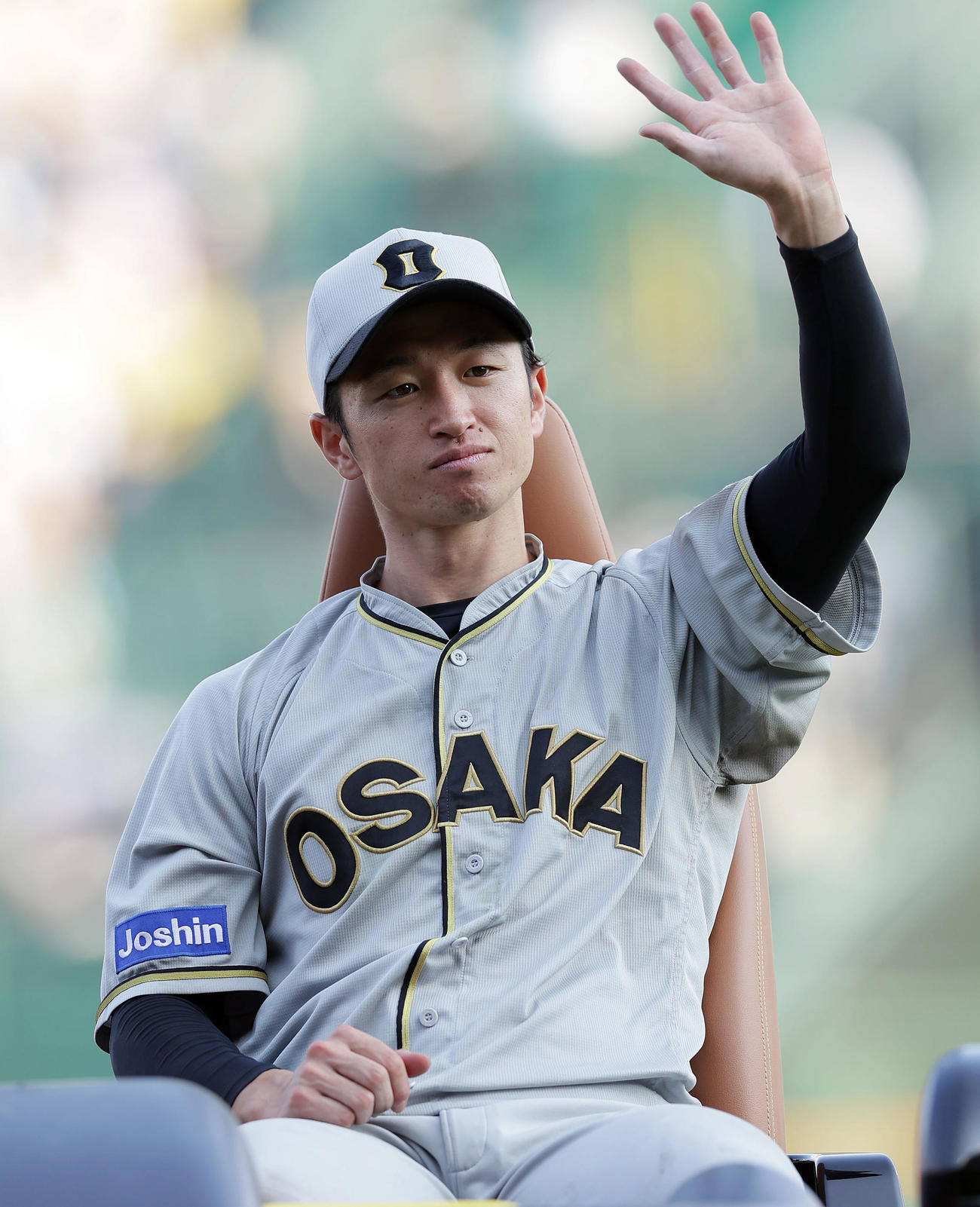 阪神対巨人　ヒーローインタビューを終え、スタンドのファンに手を振りながら場内1周する阪神近本（撮影・前田充）