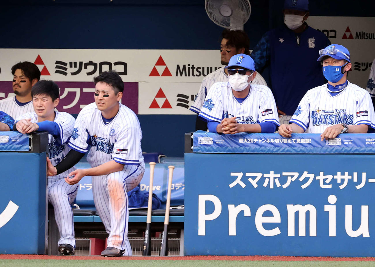 DeNA対ヤクルト　連敗に、沈黙する三浦監督（前列右端）らDeNAベンチ（撮影・浅見桂子）