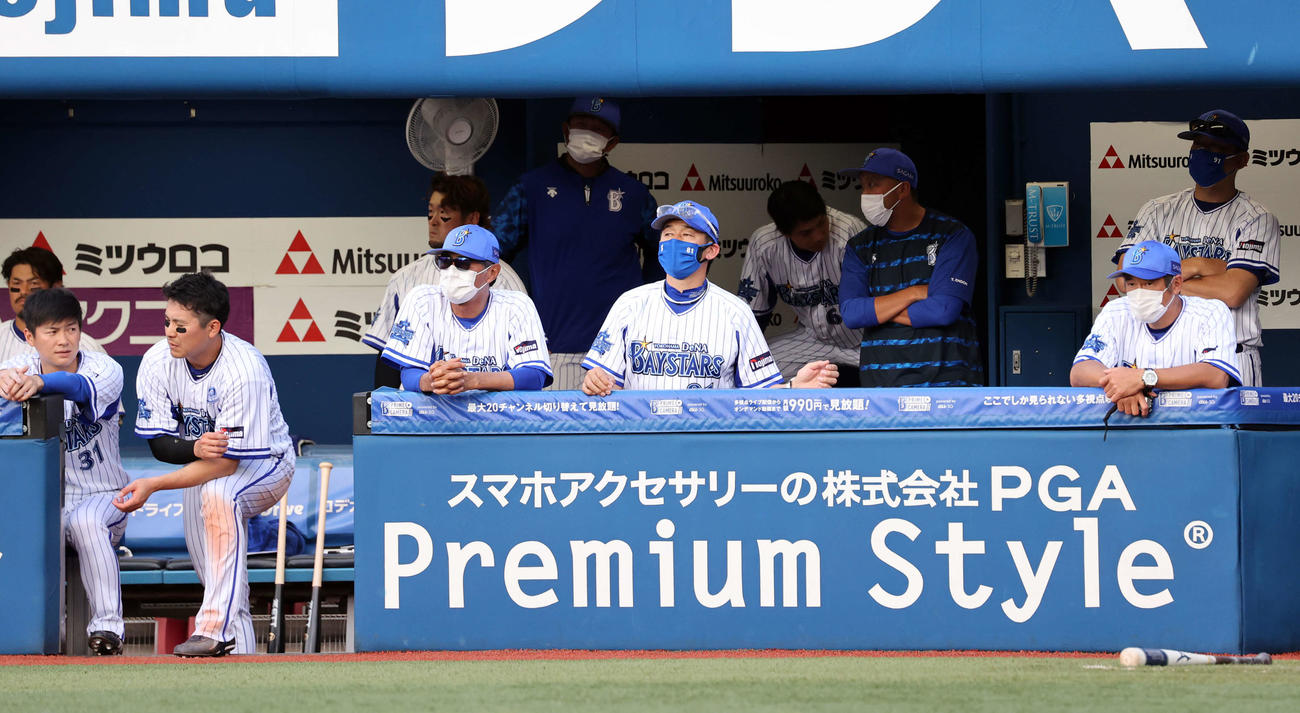 DeNA対ヤクルト　連敗に、沈黙する三浦監督（中央）らDeNAベンチ（撮影・浅見桂子）