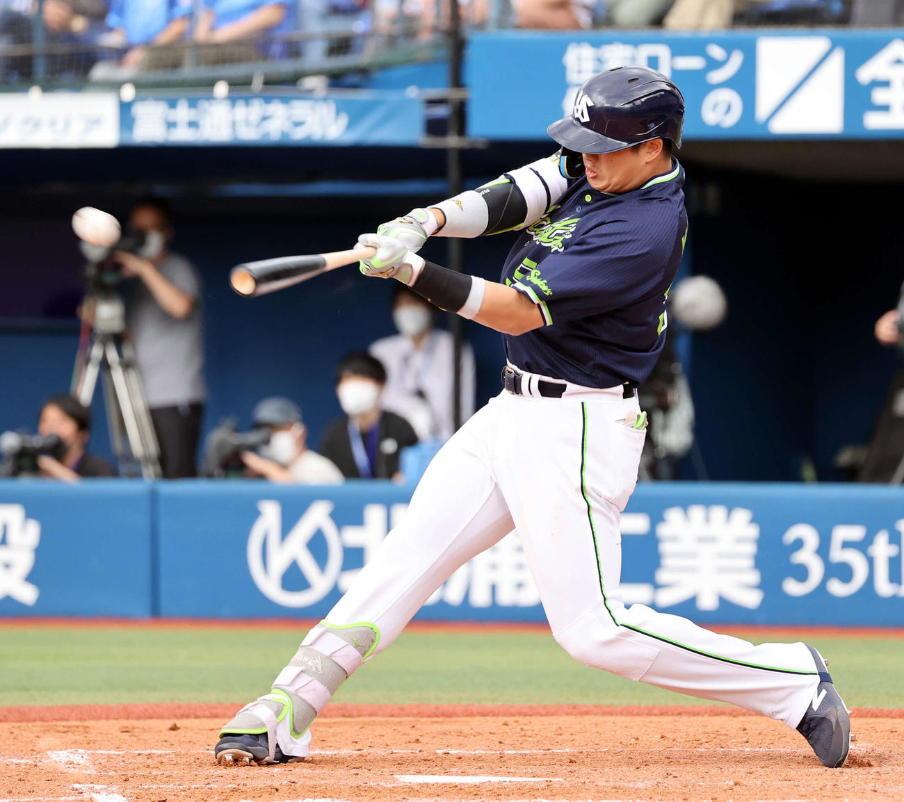 DeNA対ヤクルト　5回表ヤクルト2死二塁、村上は右越え適時二塁打を放つ（撮影・浅見桂子）