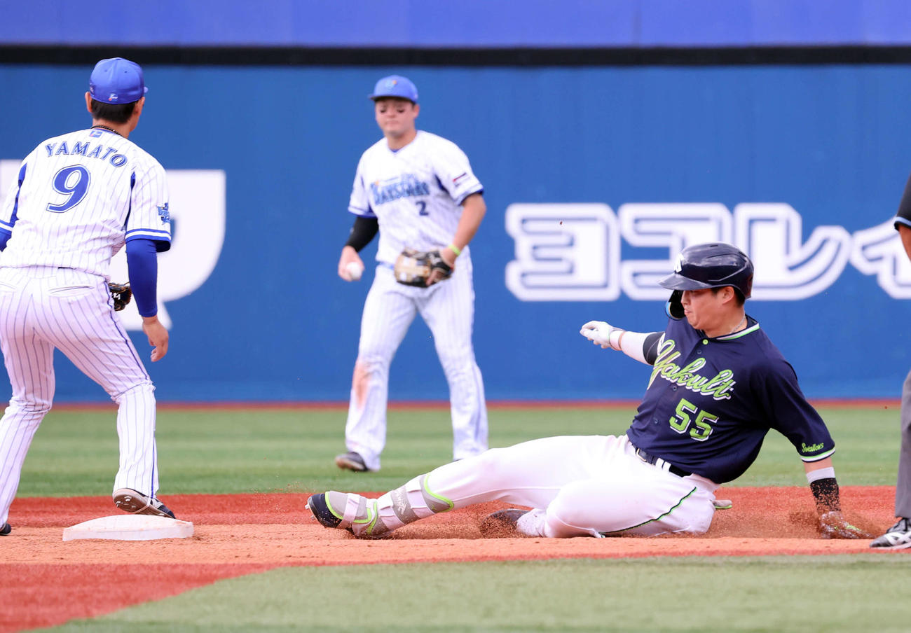 DeNA対ヤクルト　5回表ヤクルト2死二塁、村上は右越え適時二塁打を放ち、二塁に滑り込む（撮影・浅見桂子）