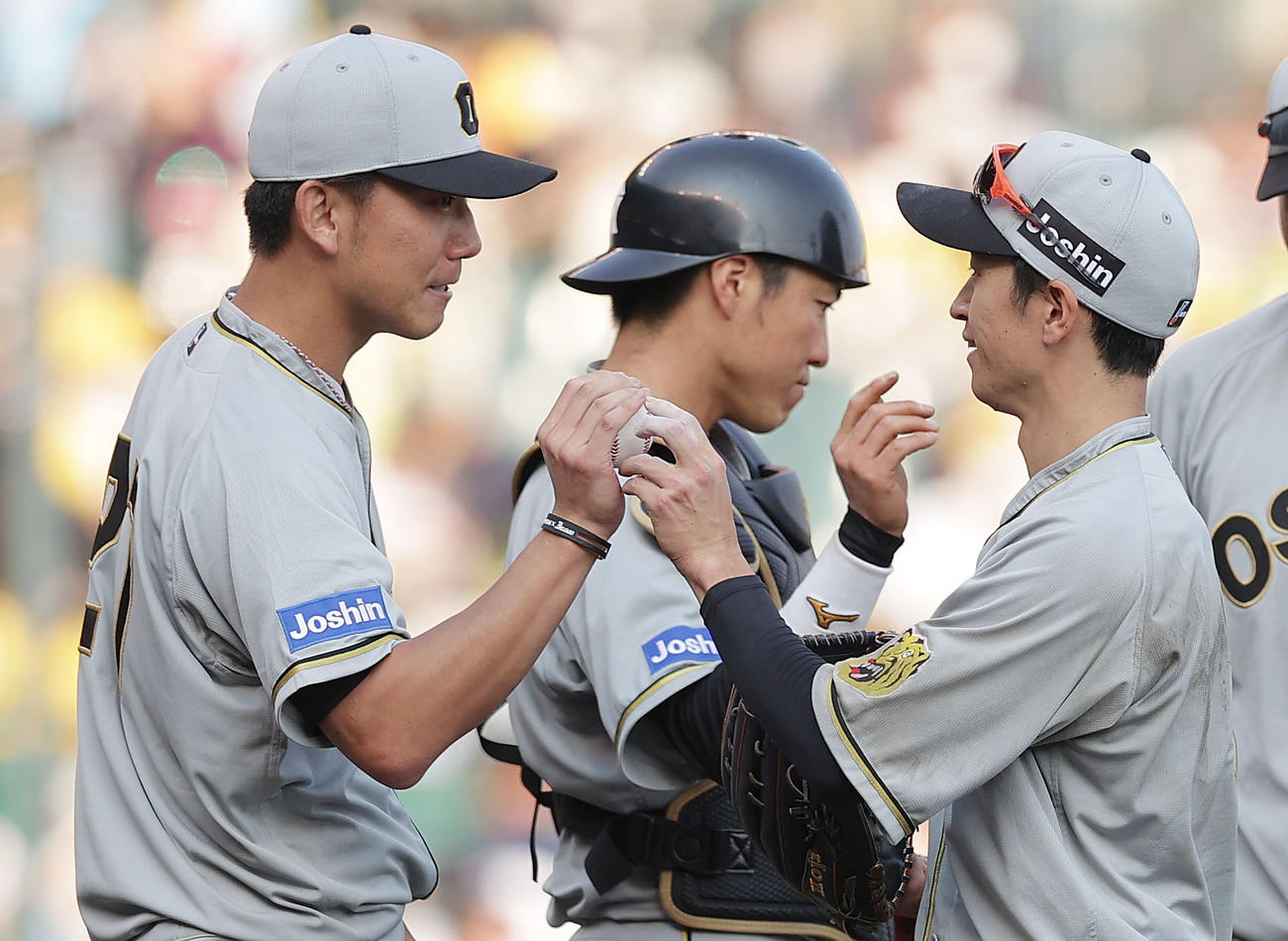 阪神対巨人　完封勝利を挙げ、近本（右）から勝利球を受け取る伊藤将。中央は長坂（撮影・前田充）