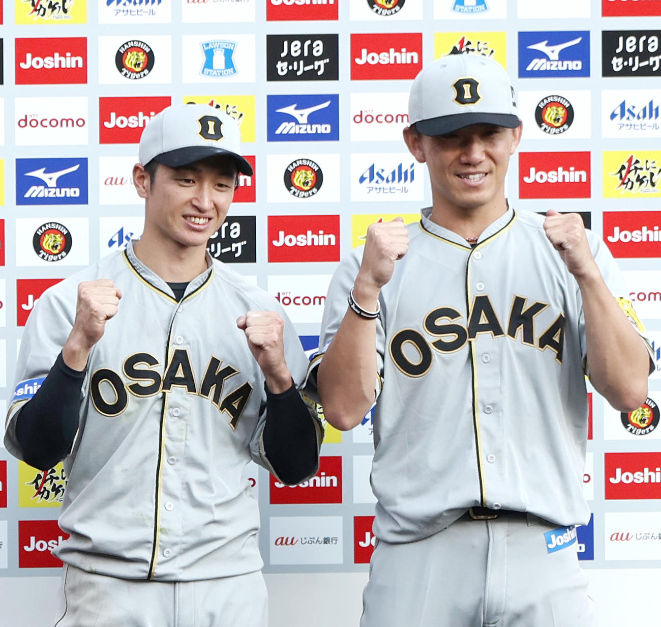 阪神対巨人　お立ち台で笑顔を見せるヒーローの阪神近本（左）と阪神伊藤将（撮影・上山淳一）