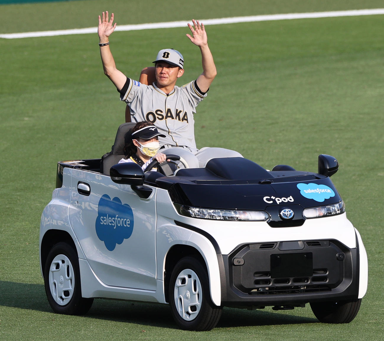 阪神対巨人　歓声に手を振って応える阪神伊藤将（撮影・上山淳一）