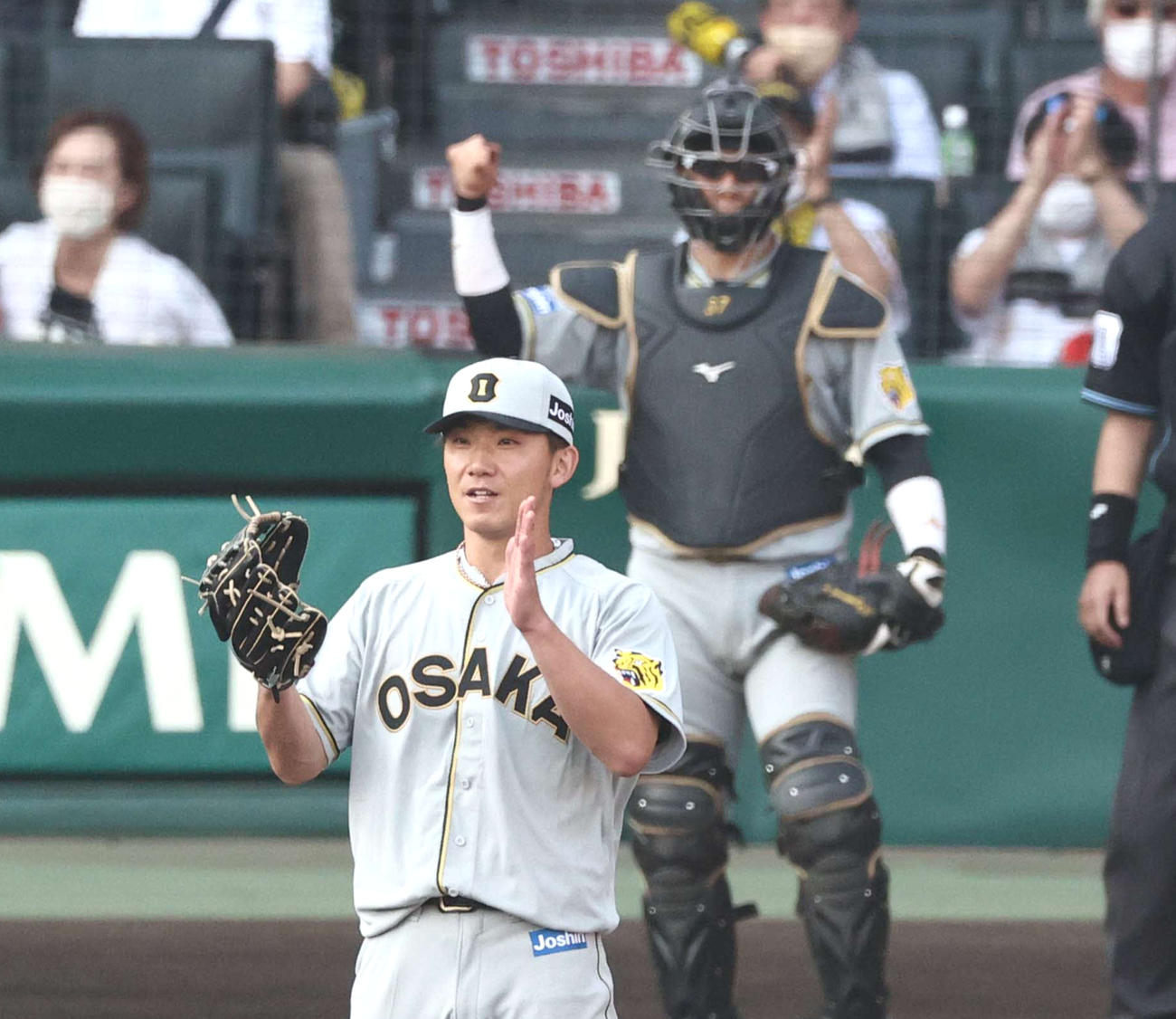 完封勝利を決めた瞬間、グラブをたたく伊藤将司。後方は長坂（撮影・上田博志）