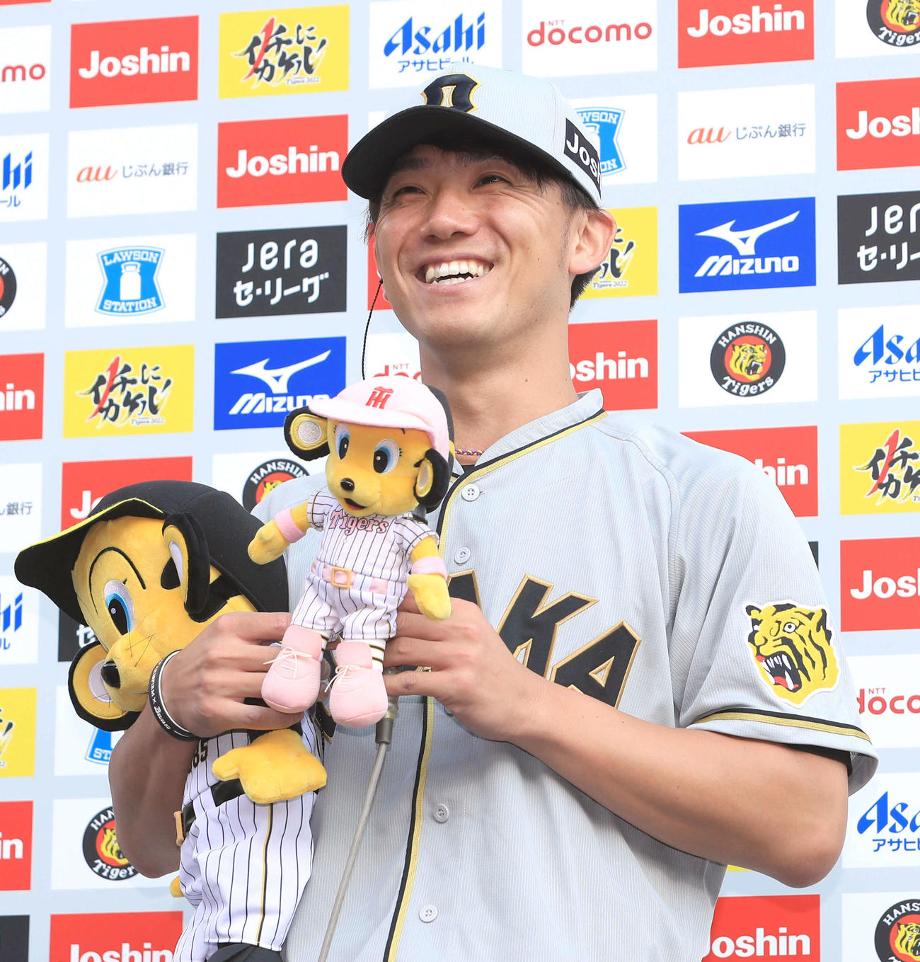 阪神対巨人　笑顔でヒーローインタビューに臨む阪神伊藤将(代表撮影)
