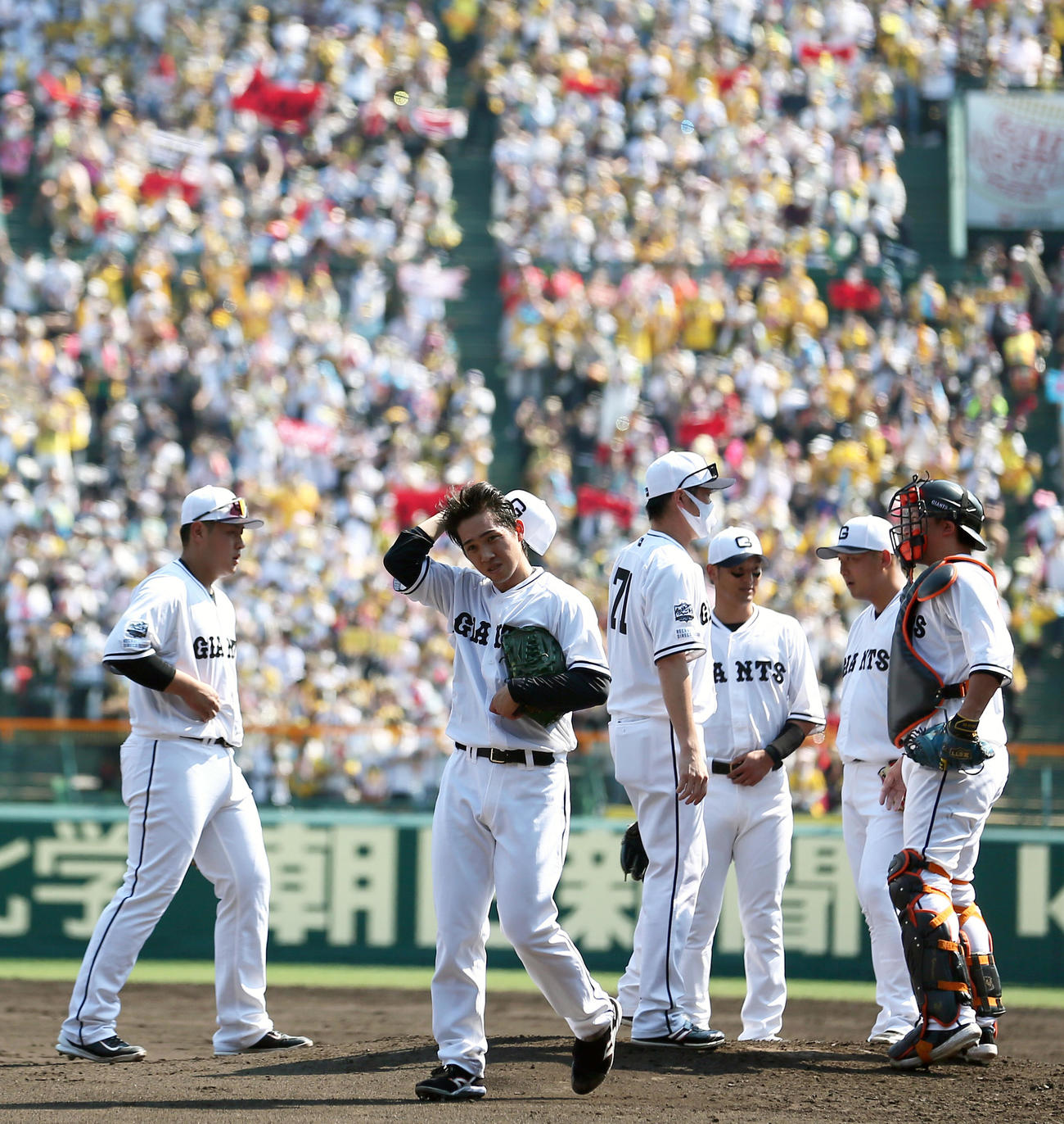 阪神対巨人　2回裏阪神2死一、三塁、高橋（手前）は4点目を失い降板となる（撮影・上山淳一）