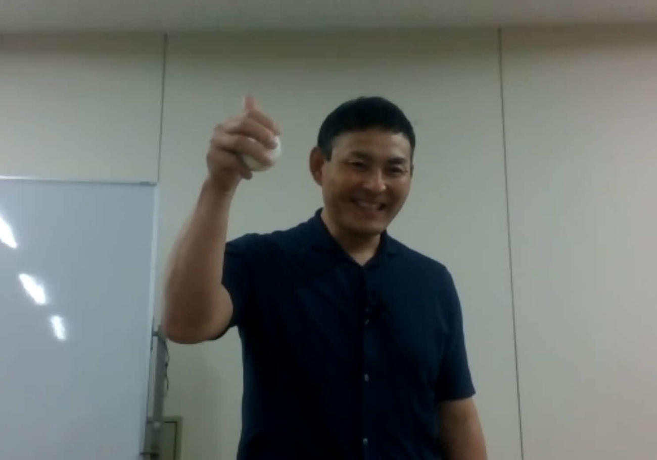 オンライン指導を行う川上憲伸氏