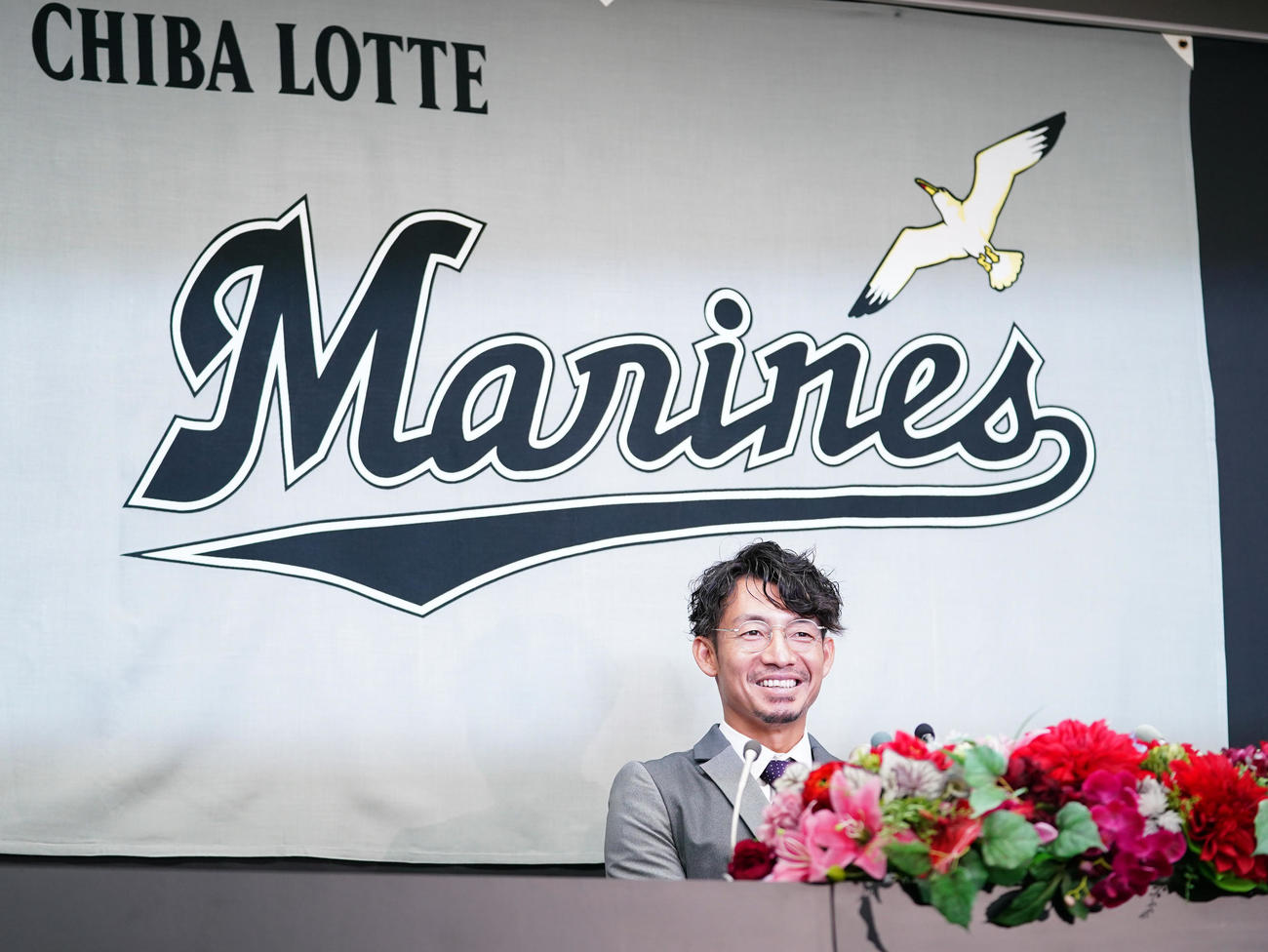 2021年11月3日　引退会見で記者の質問に笑顔を見せるロッテ鳥谷