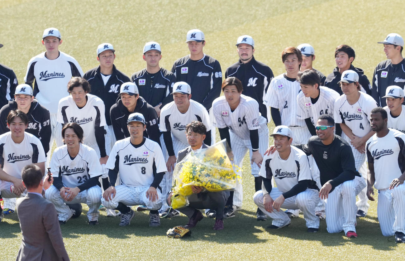 2021年11月3日　引退のあいさつをしたロッテ鳥谷（前列中央）は、花束を手に記念写真に納まる