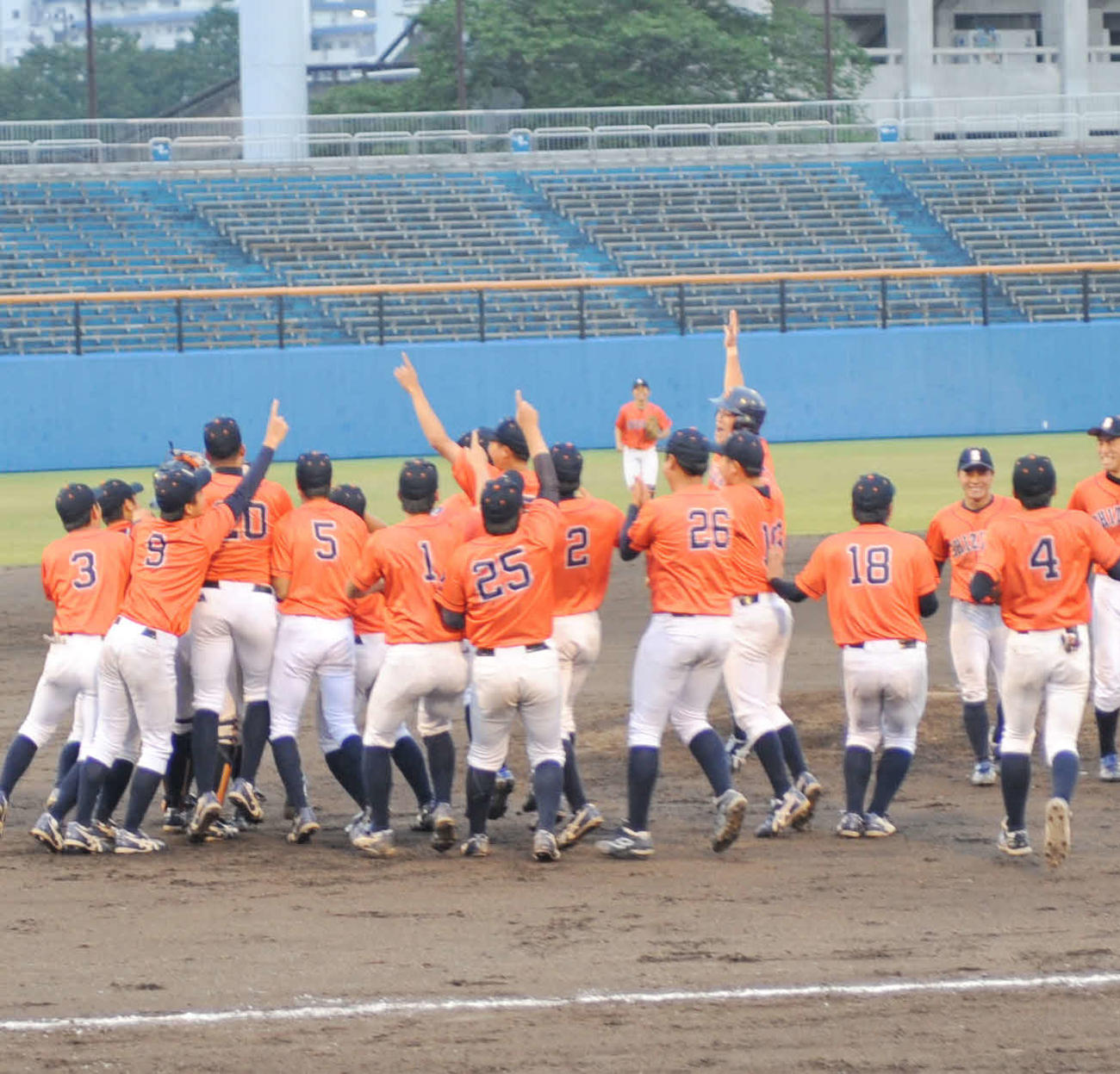 優勝を決めた直後、マウンドで歓喜する静岡大ナイン