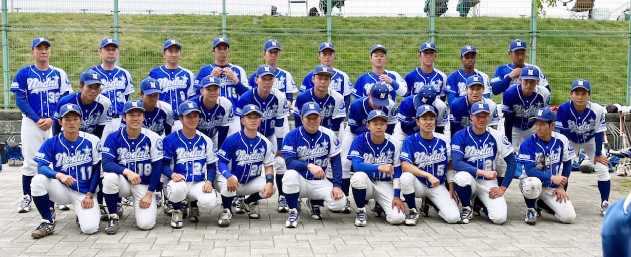 優勝を決めて笑顔の東農大北海道の選手たち
