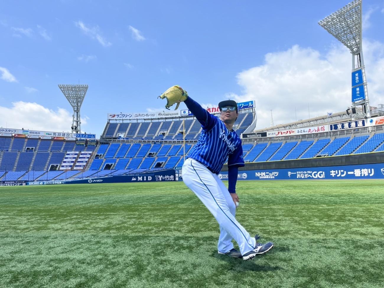 キャッチボールするDeNA浜口（球団提供）