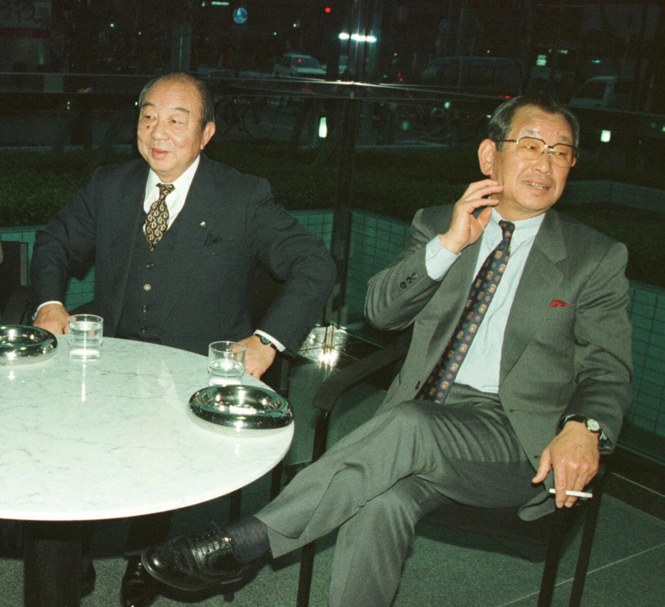 吉田監督（右）と三好一彦氏（写真は97年。当時は球団社長）
