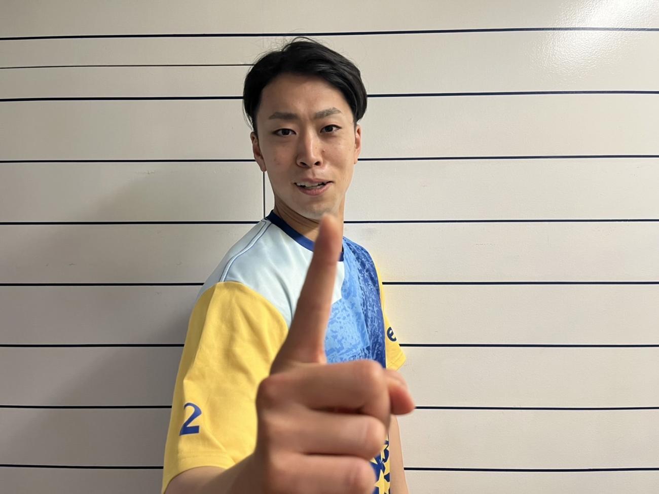 笑顔で1勝ポーズを決めるDeNA入江（球団提供）