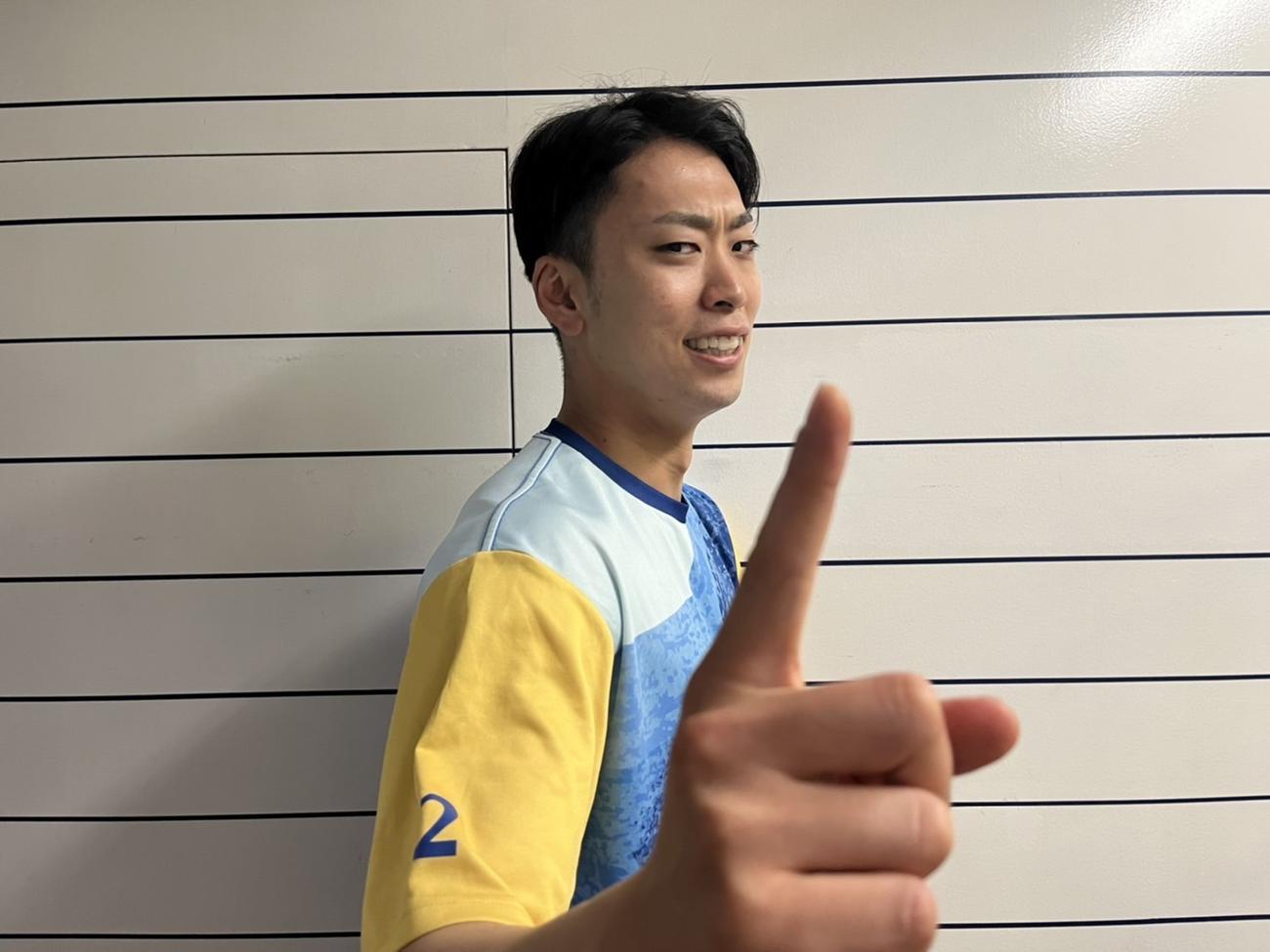 1勝ポーズを決めるDeNA入江（球団提供）