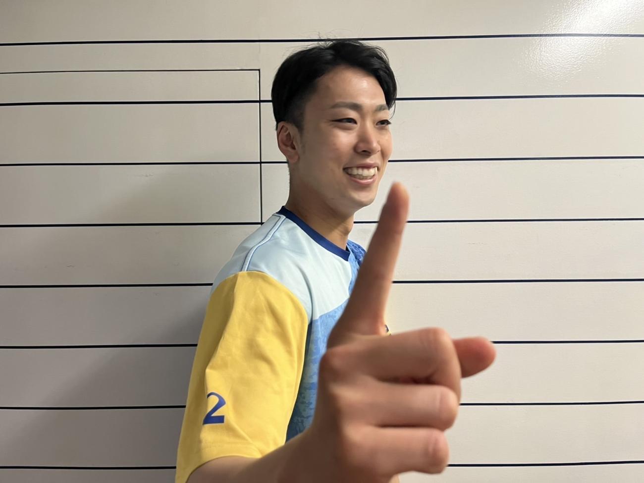 笑顔で1勝ポーズを決めるDeNA入江（球団提供）