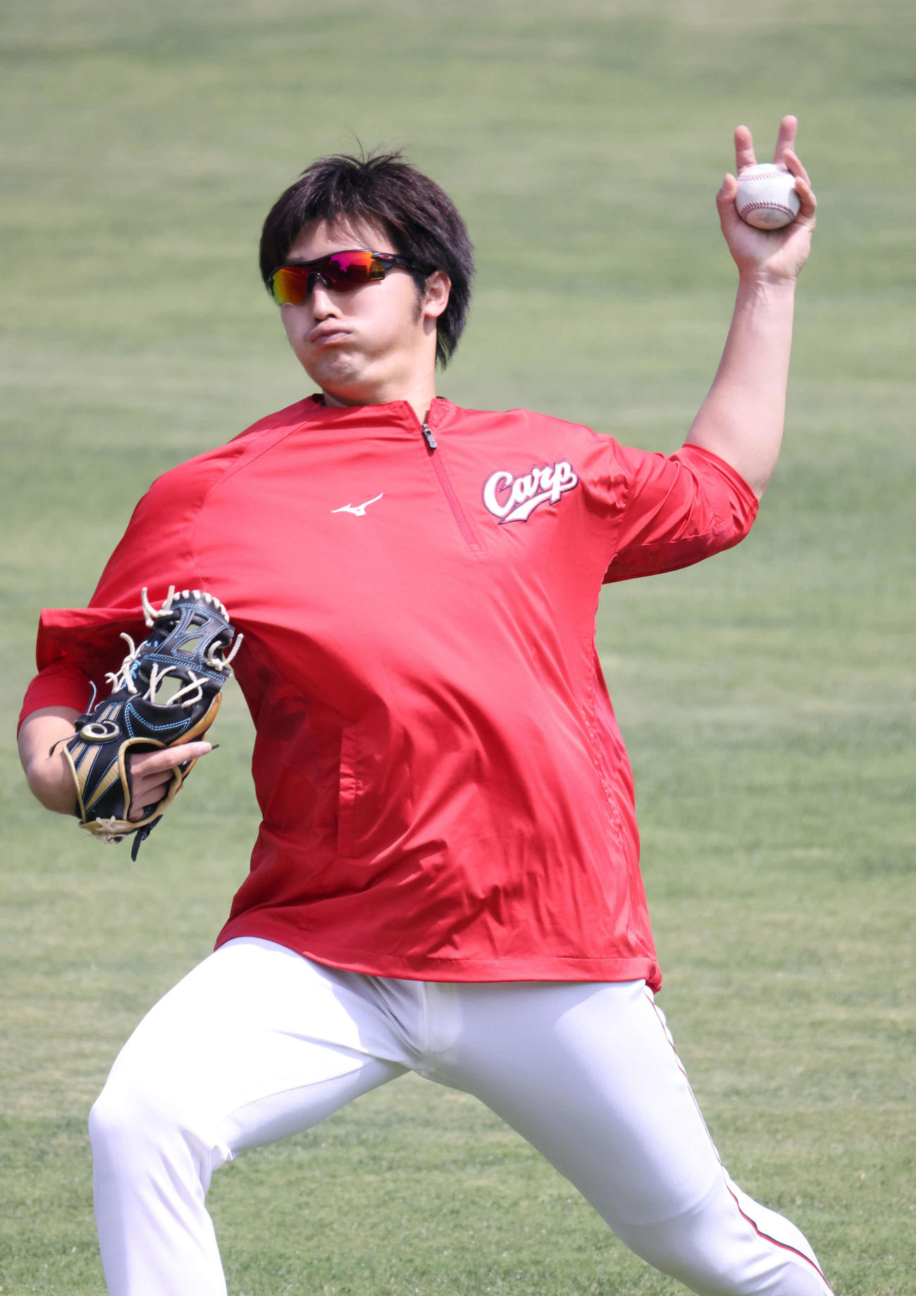 投手指名練習　キャッチボールをする広島床田（撮影・加藤孝規）