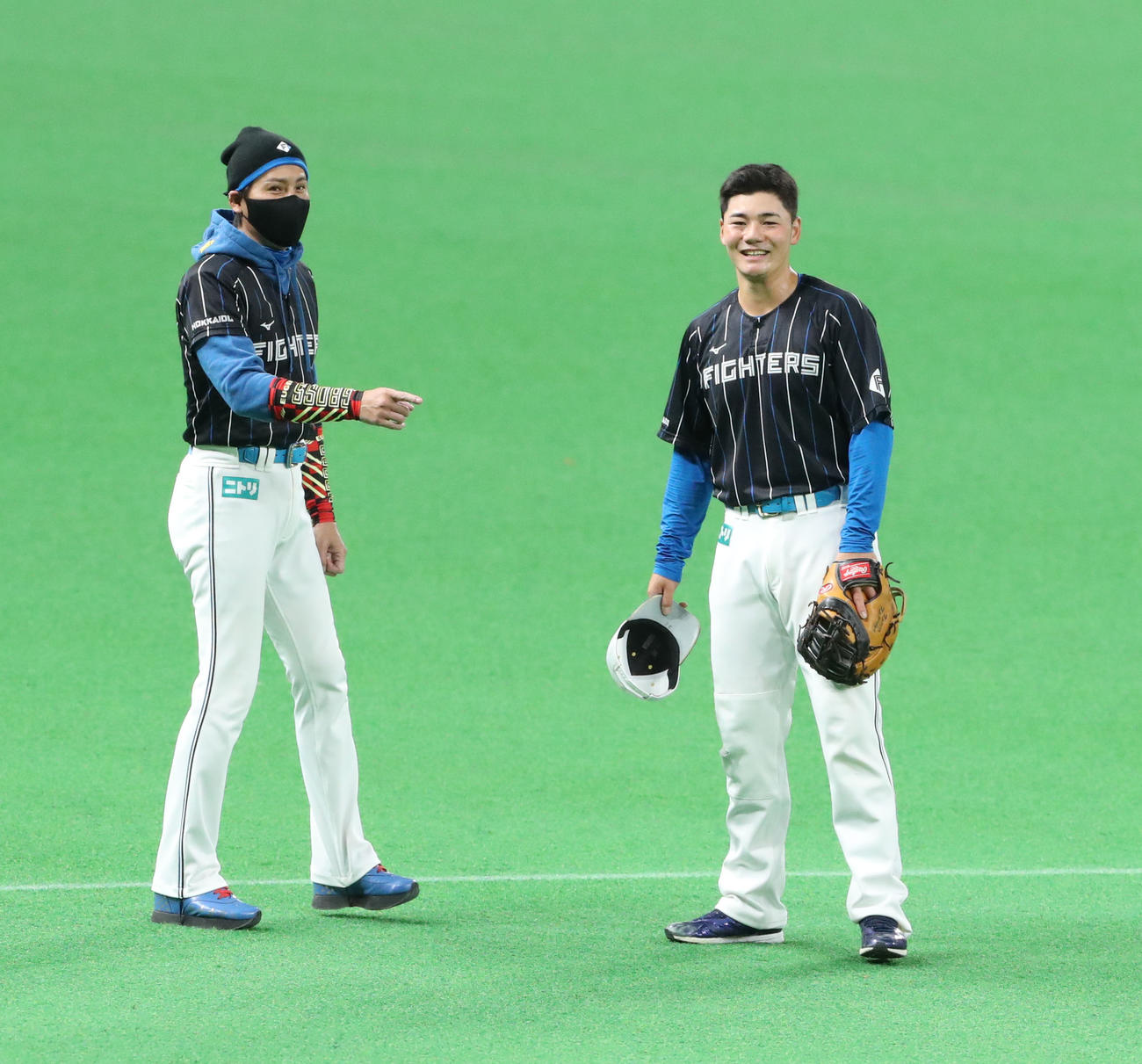 談笑する日本ハム新庄監督（左）と清宮（2022年5月15日撮影）