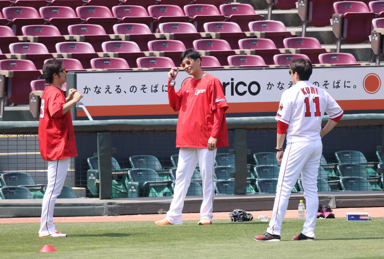 投手指名練習　左から床田、大瀬良、九里（撮影・加藤孝規）