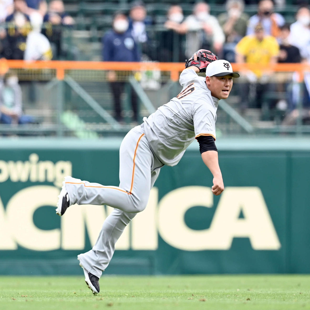 21日の試合前、外野の守備練習をする巨人中田翔