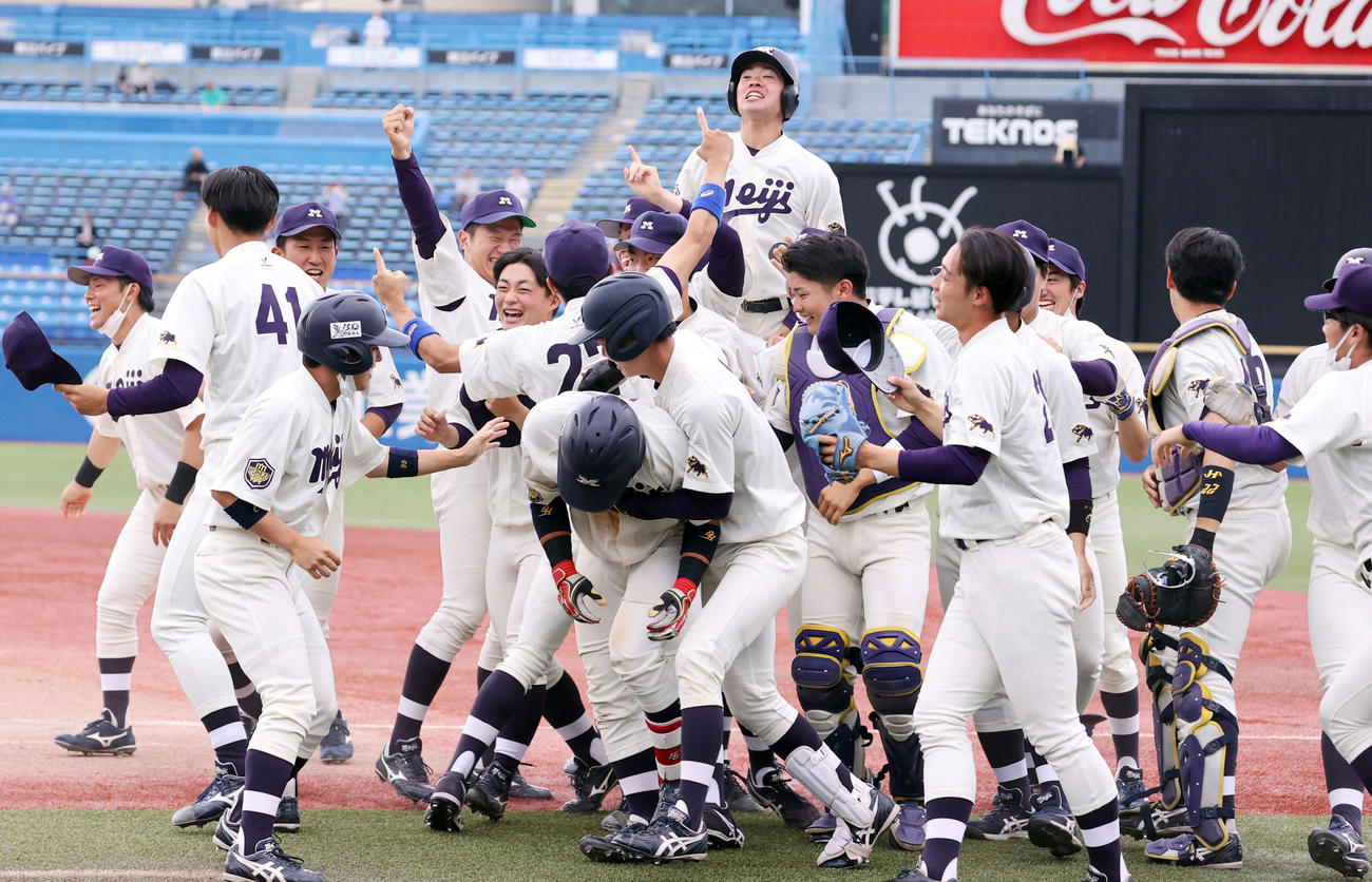 サヨナラ勝ちで優勝を決め喜ぶ明大ナイン（撮影・浅見桂子）