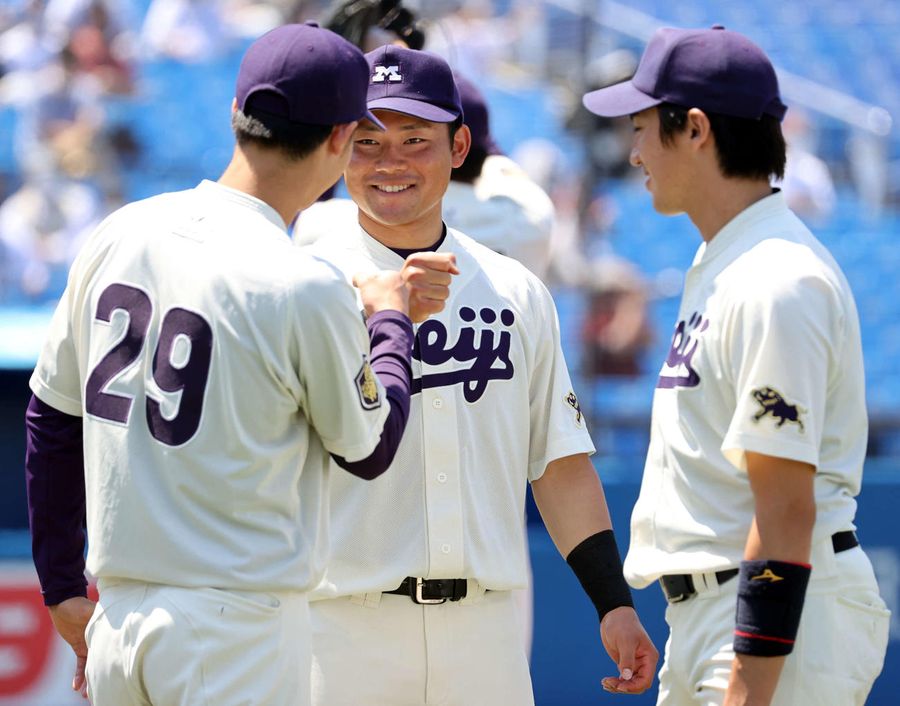 試合開始前、ナイン1人1人に笑顔で声をかける明大・村松主将（中央）（撮影・浅見桂子）