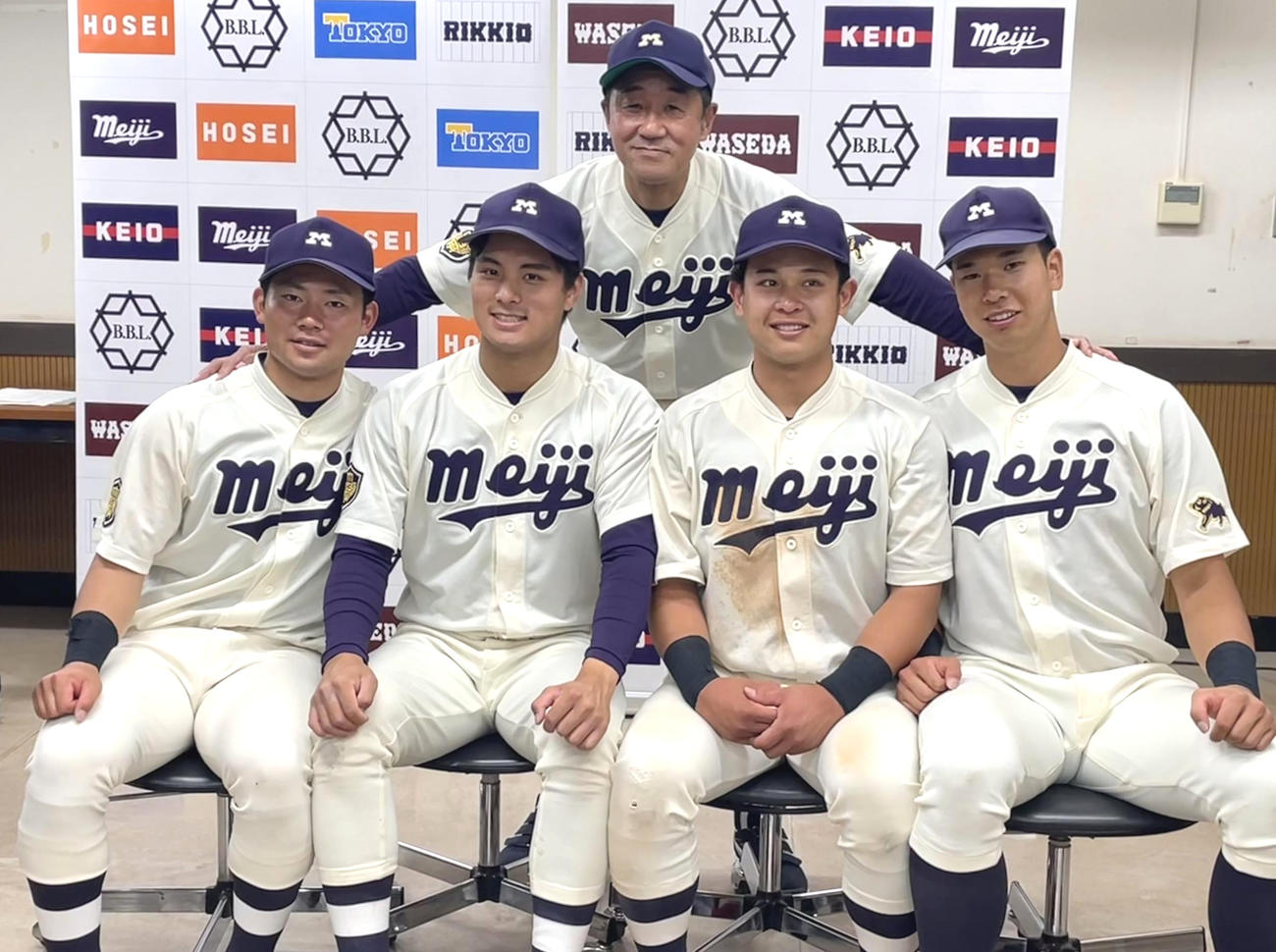 立大対明大　優勝会見後に臨んだ明大の田中監督（後列）と前列左から村松、蒔田、蓑尾、上田（撮影・保坂恭子）
