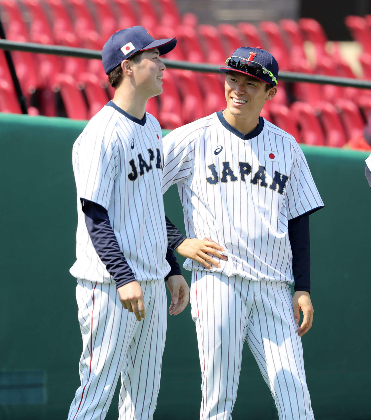 21年、侍ジャパン合宿で談笑する広島森下（左）とオリックス山本