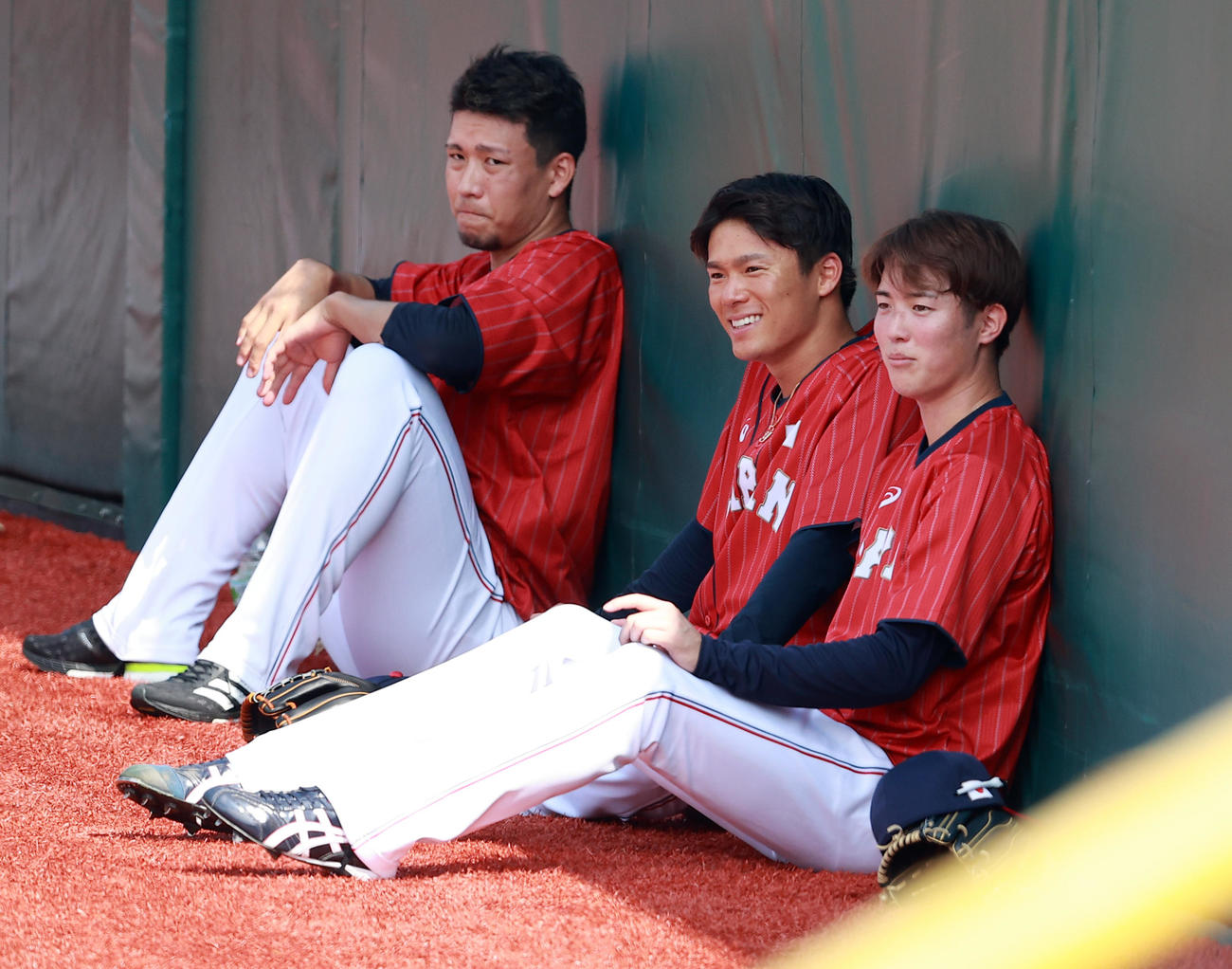 21年、侍ジャパン合宿で談笑する、左からソフトバンク千賀、オリックス山本、広島森下