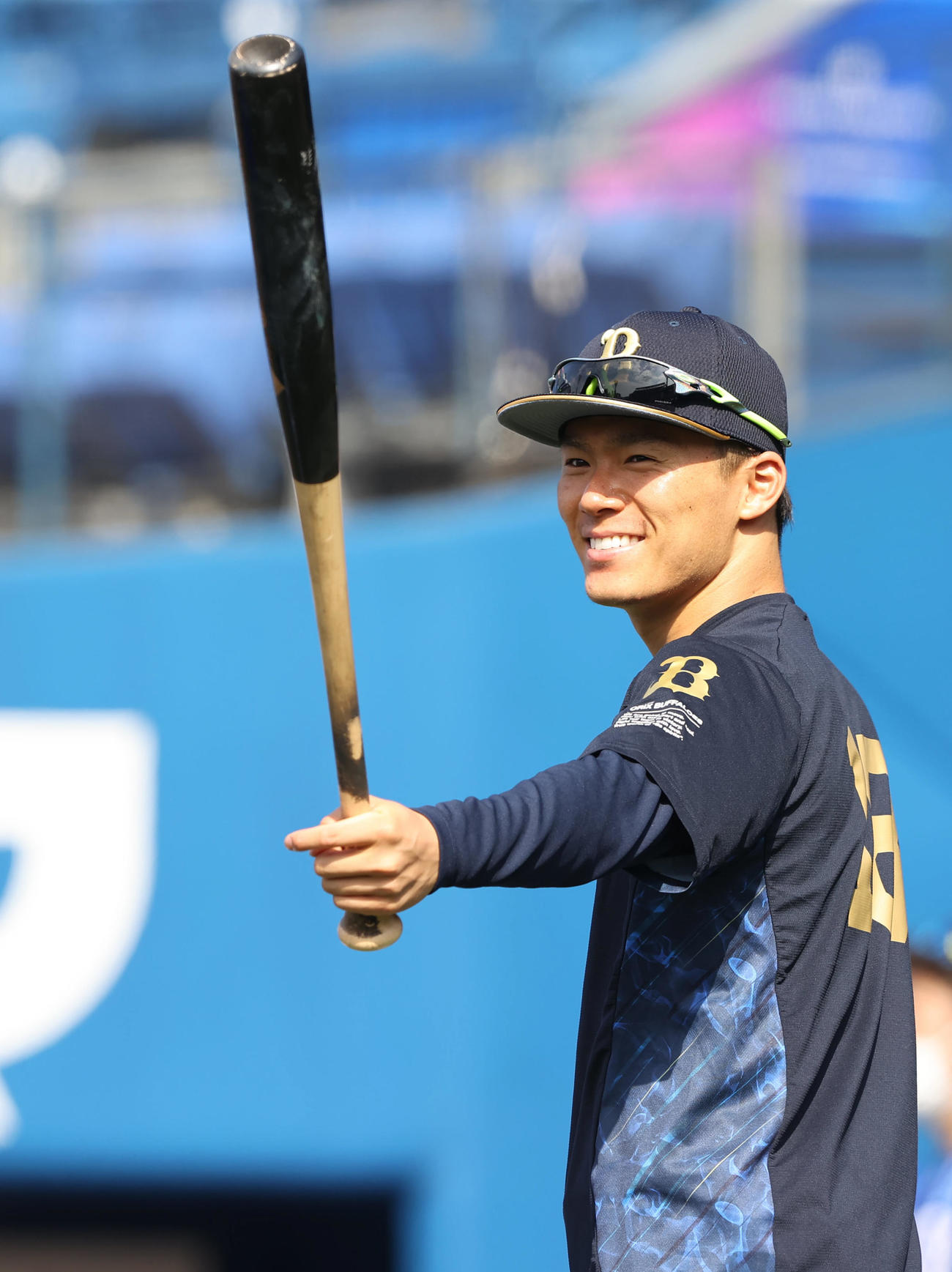 21年の交流戦でバットを手に笑顔を見せるオリックス山本