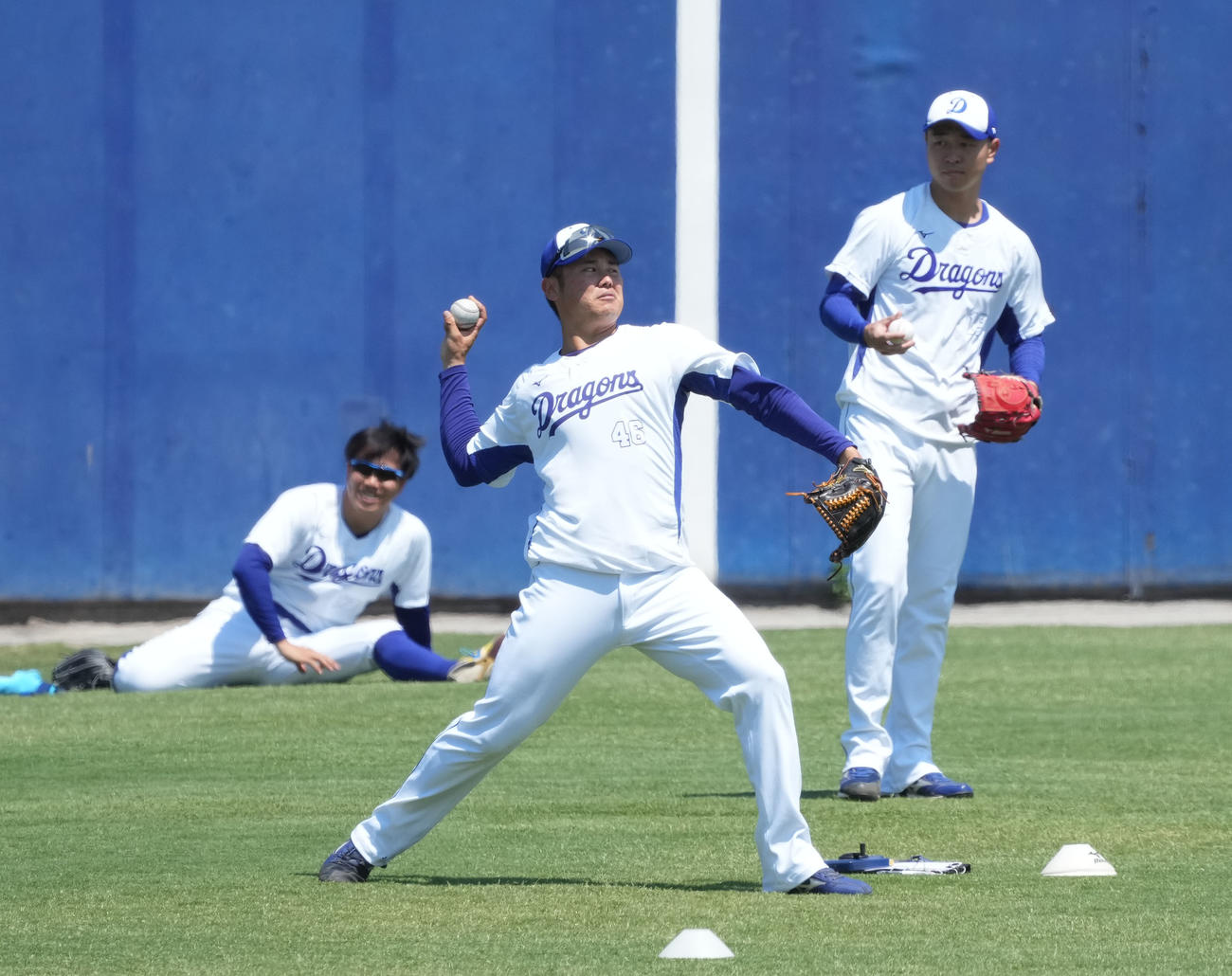 キャッチボールをする中日鈴木博志（中央）右は高橋宏斗（撮影・森本幸一）