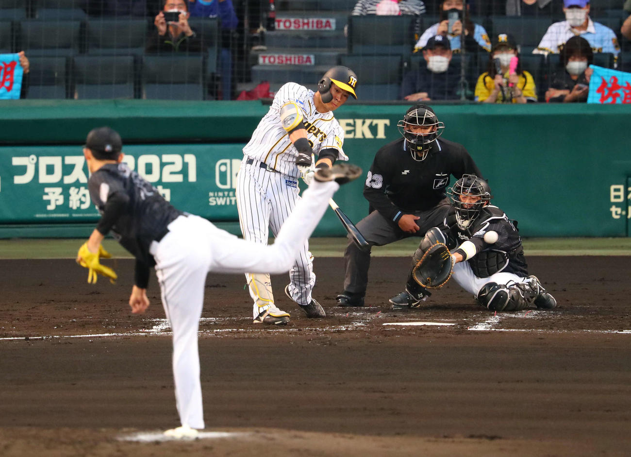 阪神対ロッテ　2回裏阪神無死一、三塁、佐藤輝明は左前同点適時打を放つ。ロッテ投手は佐々木朗希（2021年5月27日撮影）