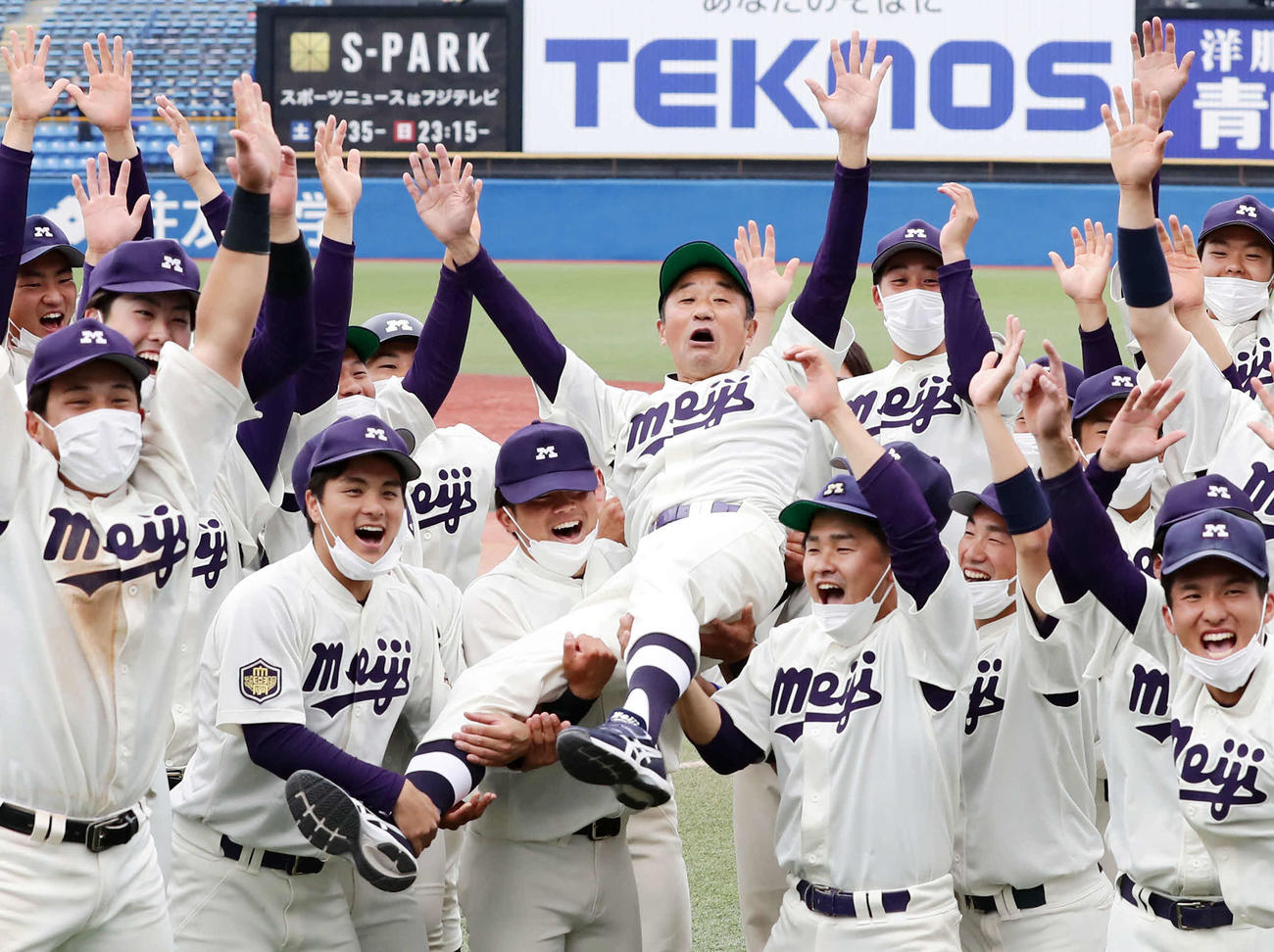 立大対明大　延長戦を制して優勝を決め、選手たちに胴上げされる明大・田中監督（中央）（撮影・浅見桂子）