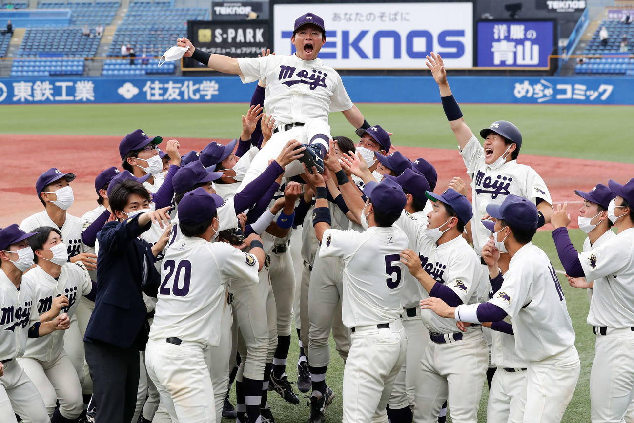 立大対明大　延長戦を制して優勝を決め、村松主将（中央）を胴上げして喜ぶ明大ナイン（撮影・浅見桂子）