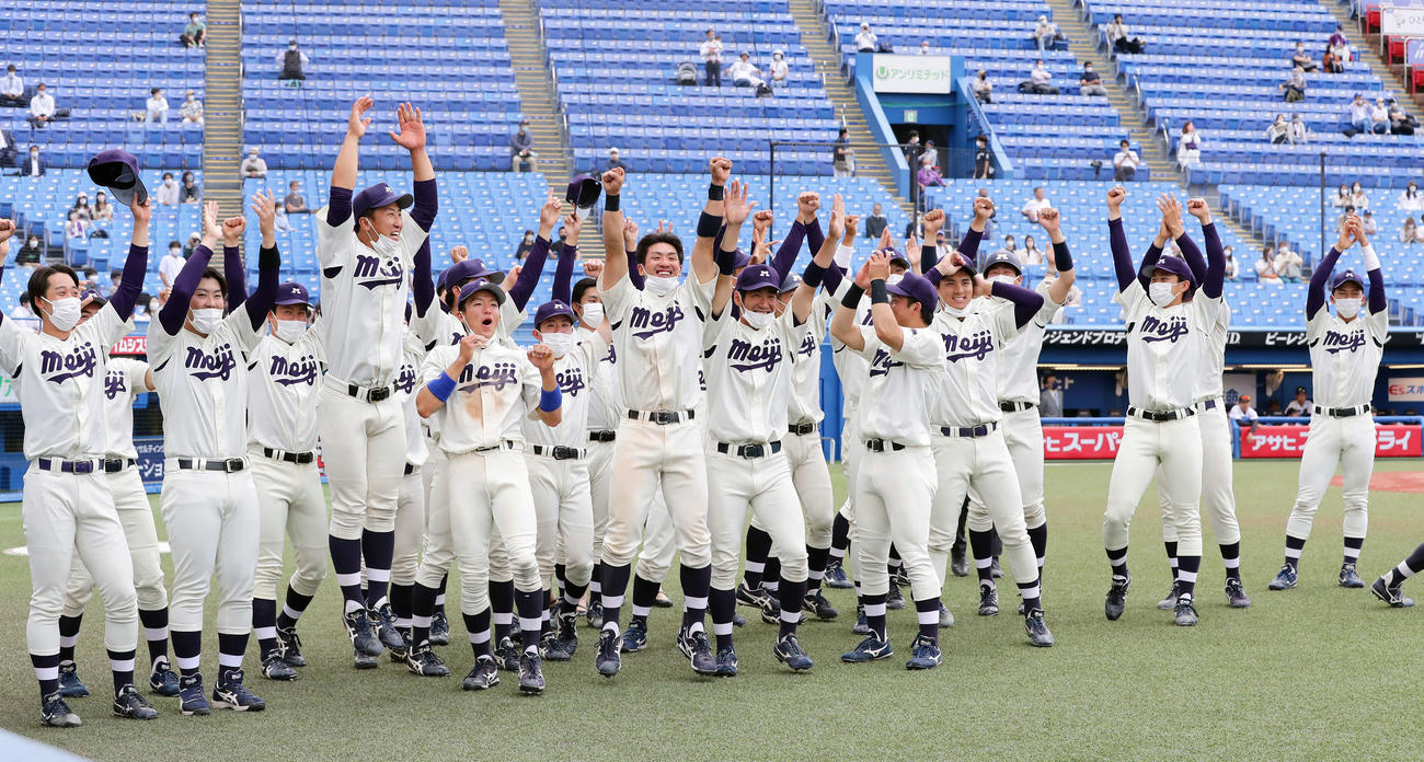 立大対明大　サヨナラ勝ちで優勝を決め、スタンドにバンザイする明大ナイン（撮影・浅見桂子）