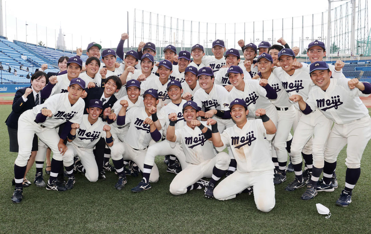 立大対明大　サヨナラ勝ちで優勝を決め、大喜びで記念撮影する明大ナイン（撮影・浅見桂子）