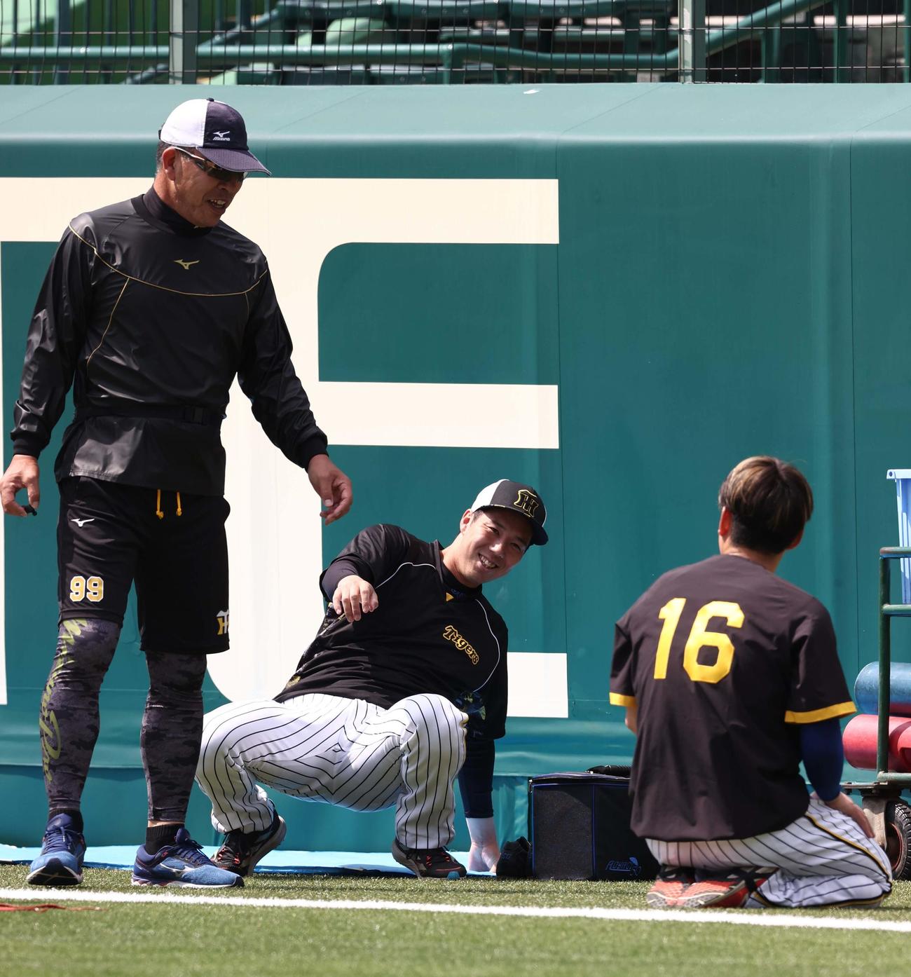 井上ヘッドコーチ（左）は青柳（中央）、西勇と談笑する（撮影・上田博志）