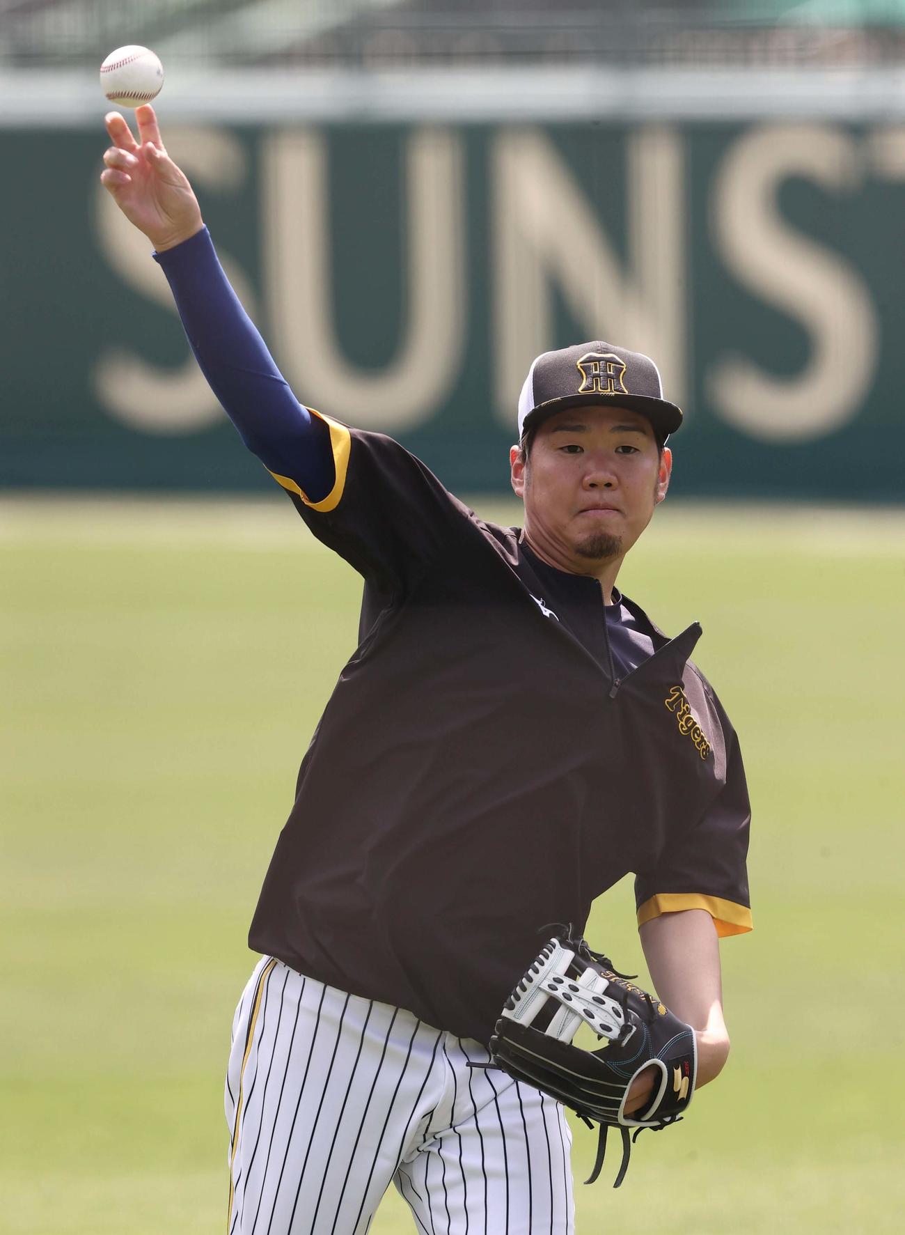 西勇はキャッチボールをして調整する（撮影・上田博志）