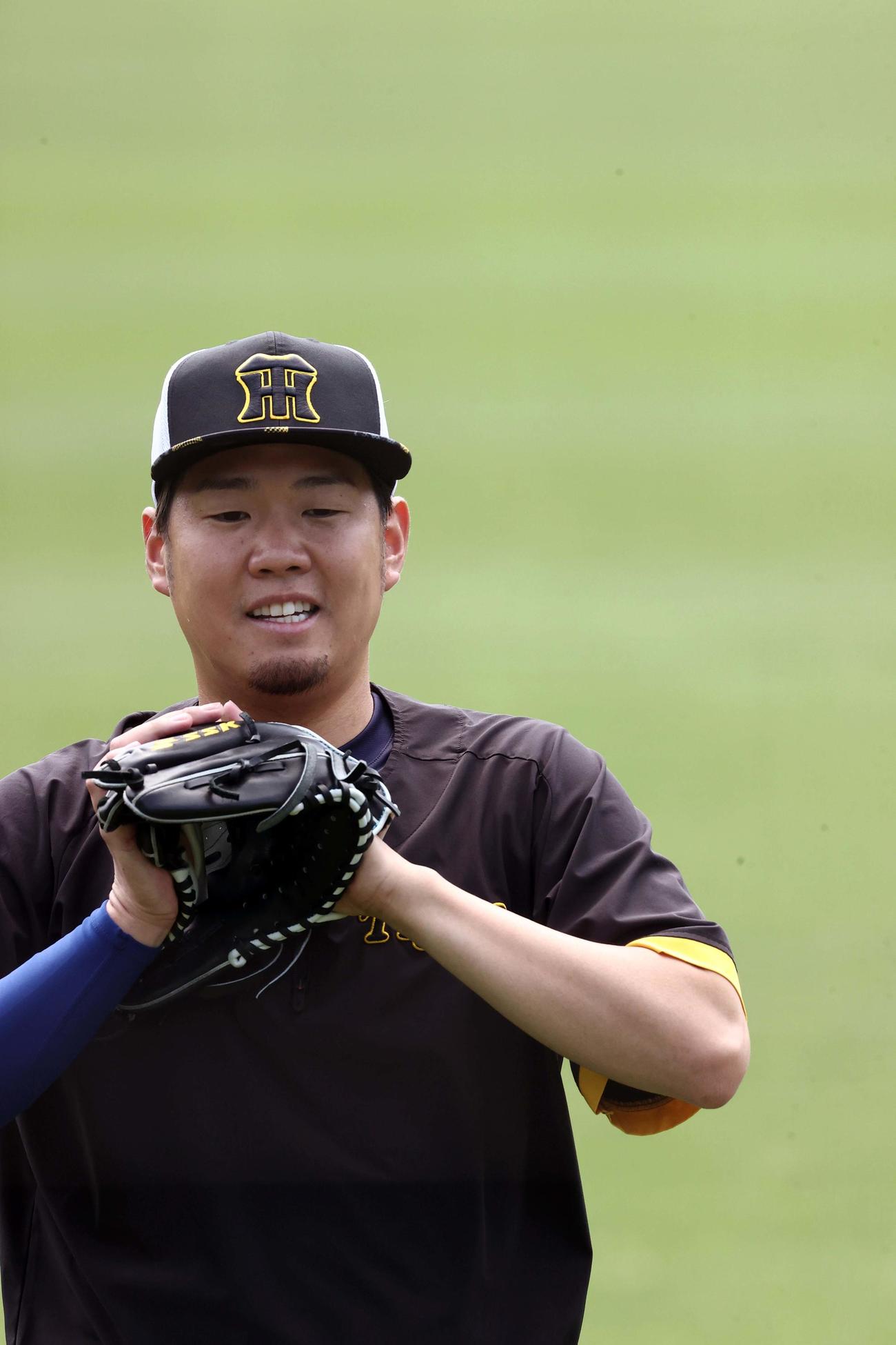 西勇はキャッチボールをして調整する（撮影・上田博志）