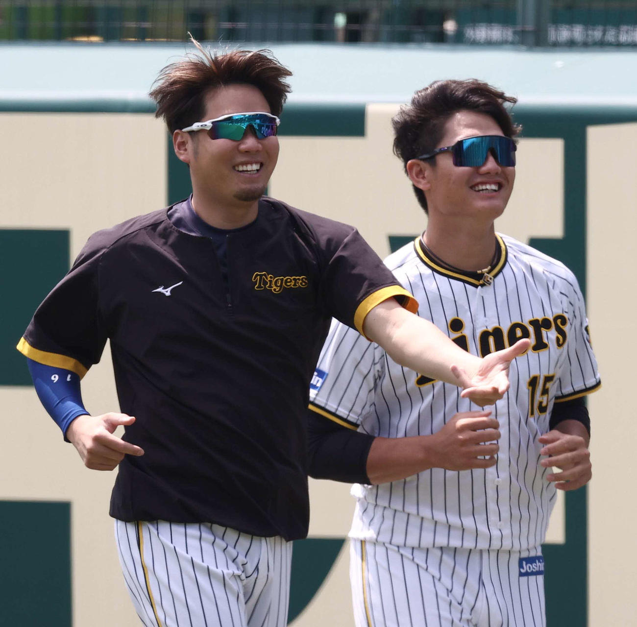 笑顔を見せながらランニングする西勇（左）と西純（撮影・上田博志）