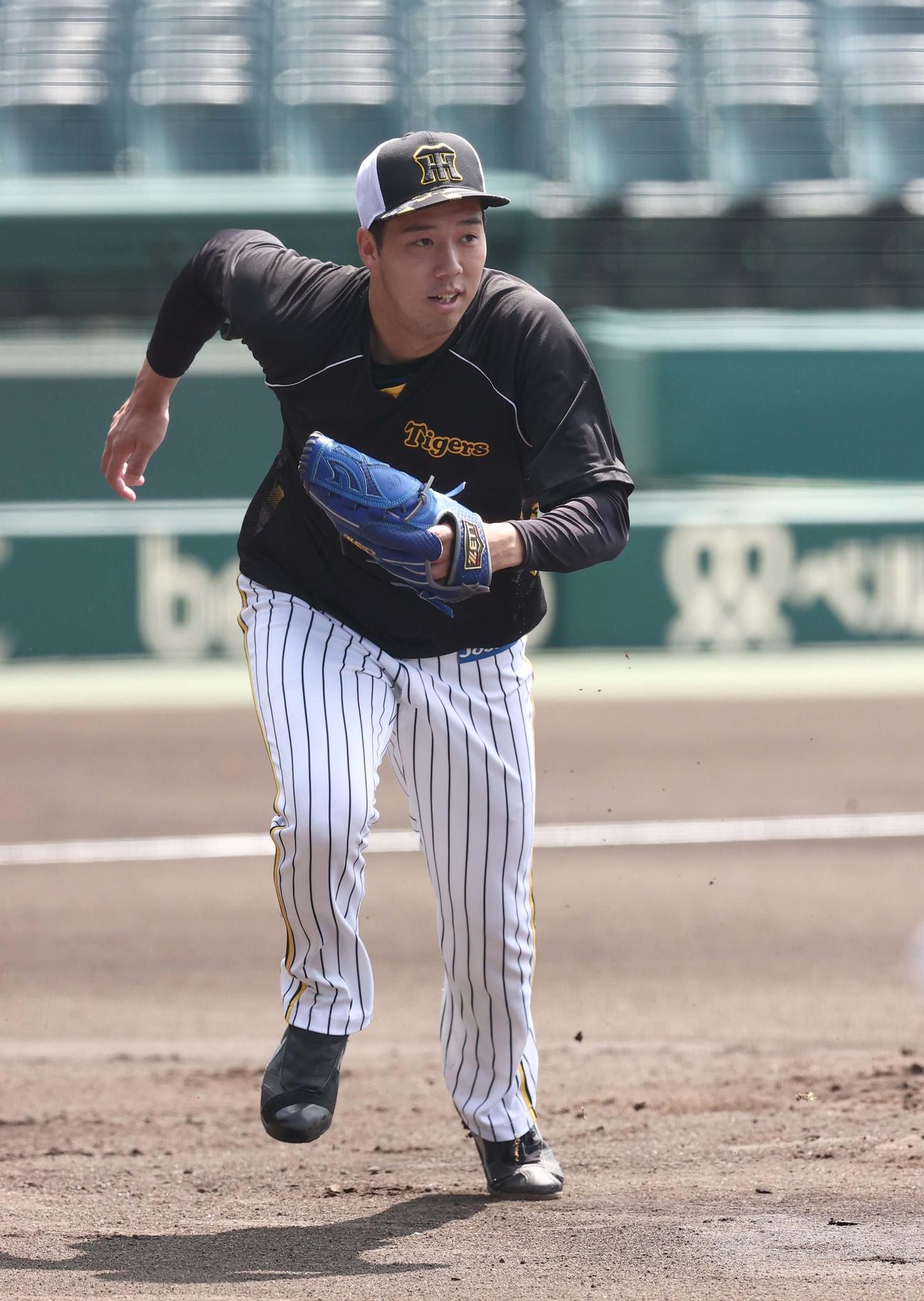 投内連係で一塁へダッシュする青柳（撮影・上田博志）