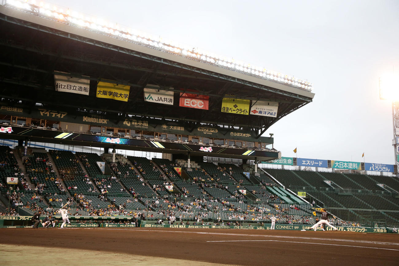 2021年5月27日阪神対ロッテ　1回裏阪神無死、佐々木朗（右）は近本に甲子園での第1球を投げる