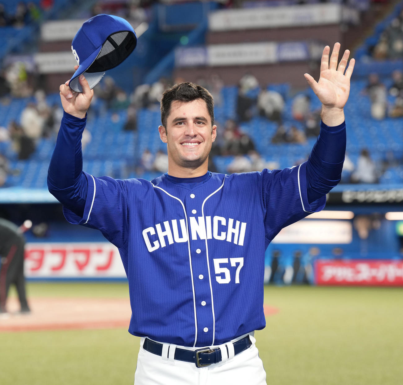 2022年5月11日　ヤクルト戦で2試合連続本塁打を放ち、声援に応える中日A・マルティネス