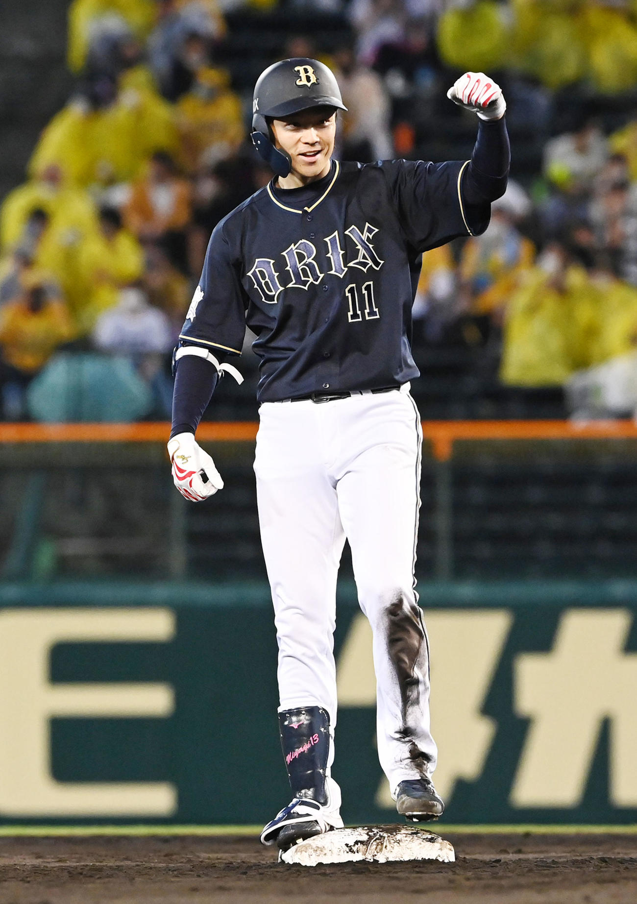 2021年6月3日、阪神対オリックス　5回表オリックス2死、左中間に二塁打を放ちガッツポーズの山崎福也