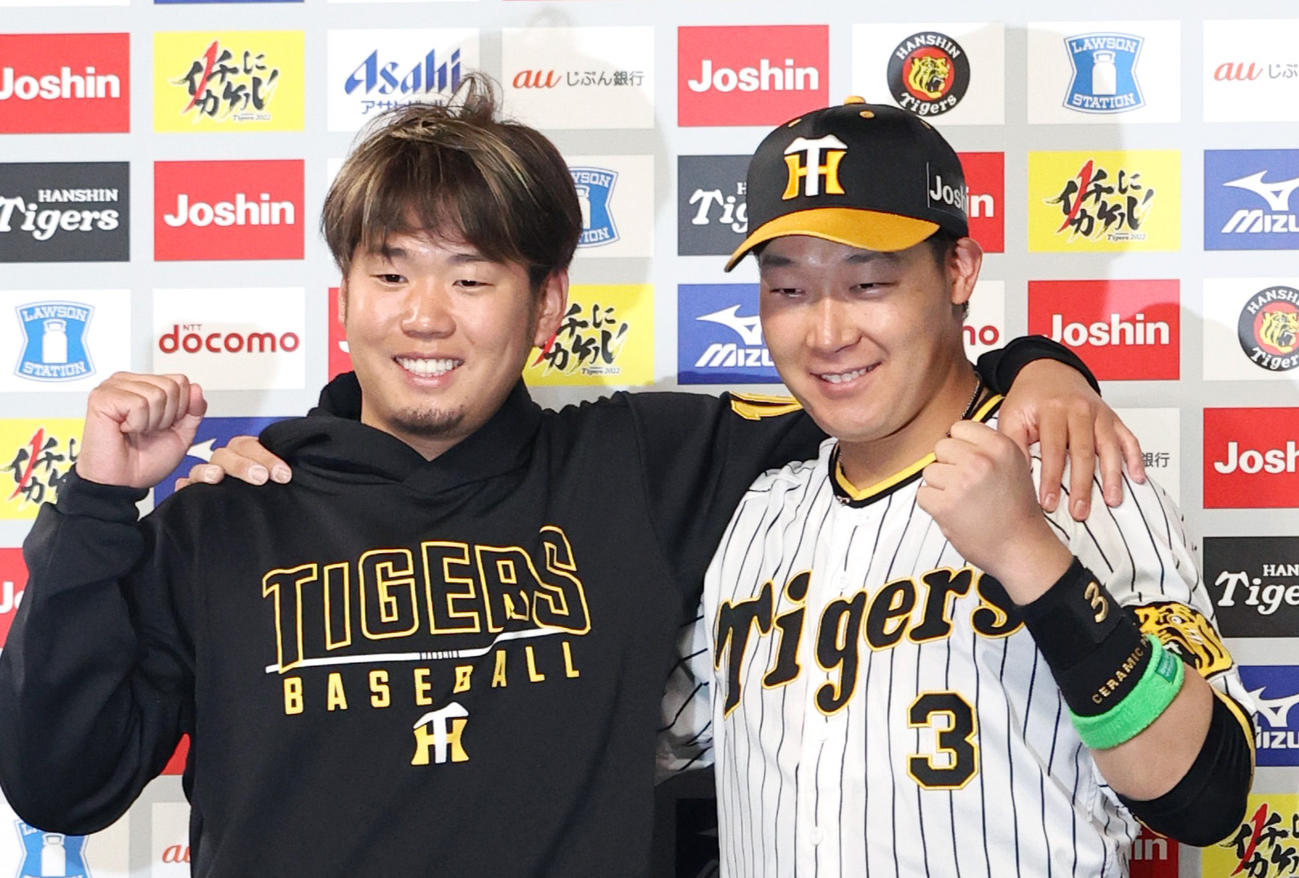 阪神対楽天　ヒーローインタビューを終え、お立ち台で笑顔で記念撮影する阪神西勇（左）と阪神大山（撮影・上山淳一）
