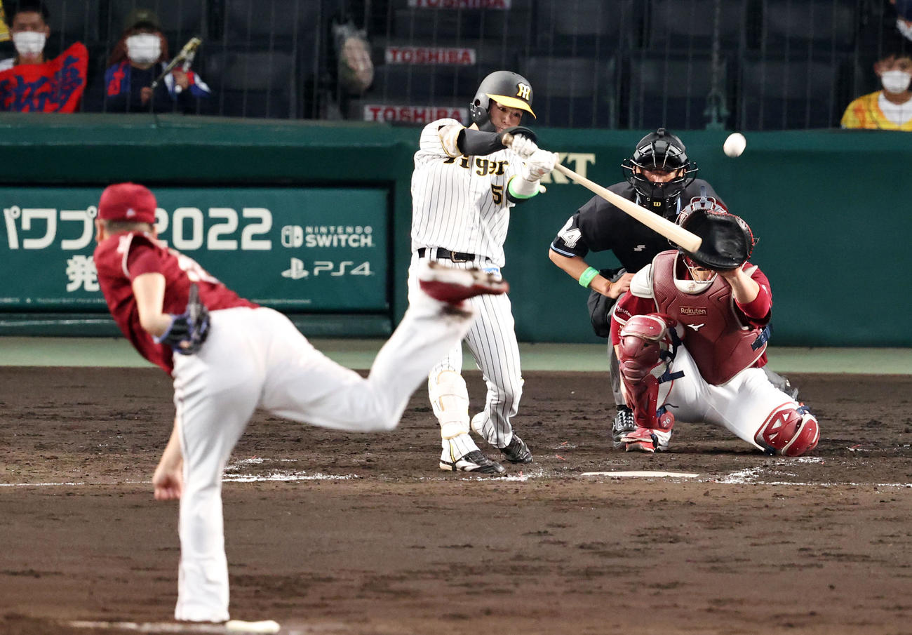阪神対楽天　4回裏阪神無死、中野は左越え三塁打を放つ。投手は田中将（撮影・加藤哉）