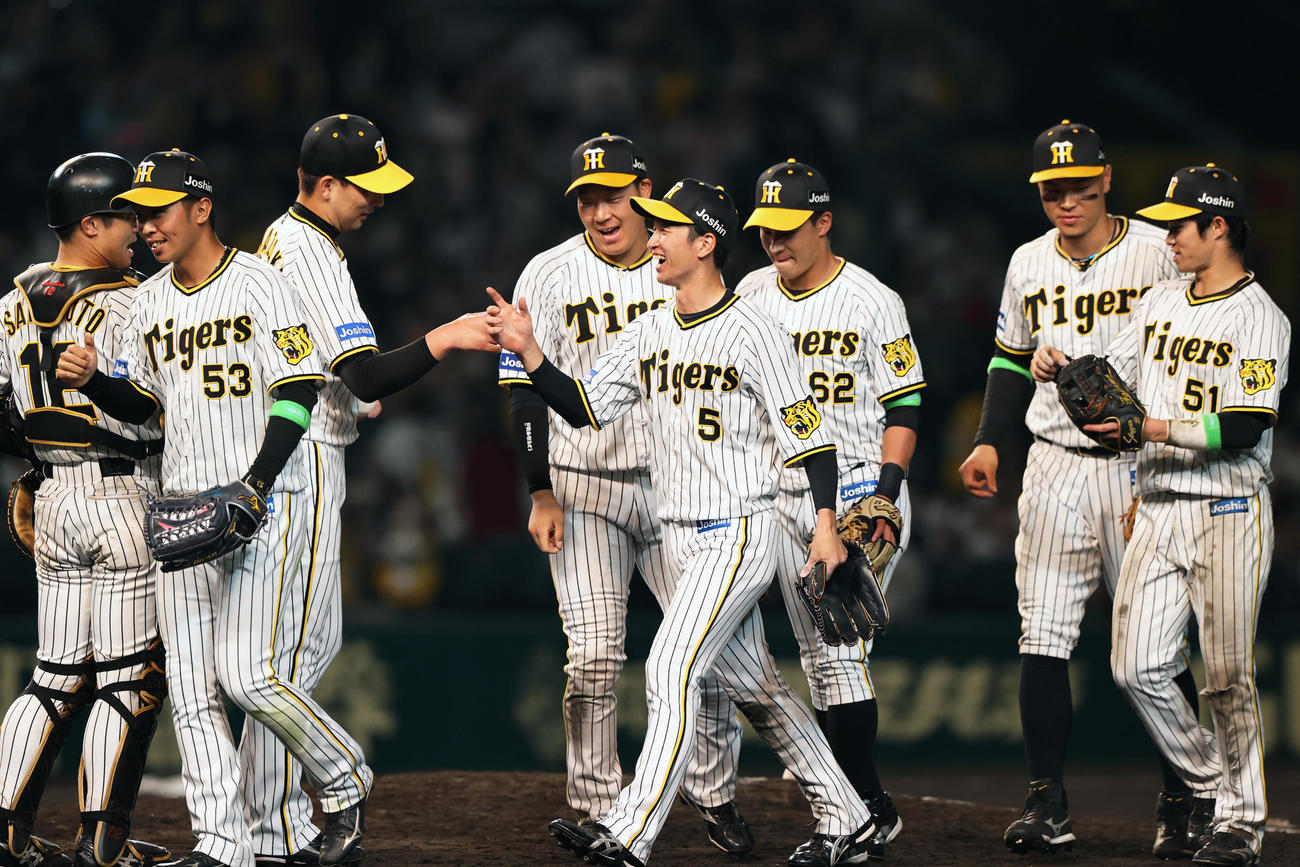 阪神対楽天　楽天に勝利し喜ぶ阪神ナイン（撮影・上山淳一）