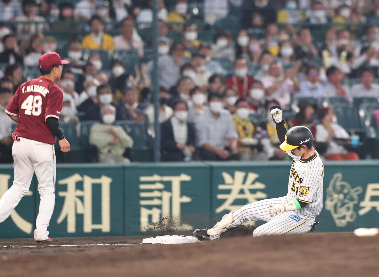 阪神対楽天　4回裏阪神無死、中野（右）は左越え三塁打を放ち三塁へすべる（撮影・上山淳一）