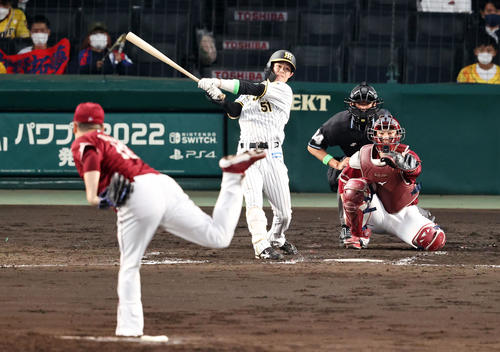 阪神対楽天　4回裏阪神無死、中野は左越え三塁打を放つ。投手は田中将（撮影・加藤哉）